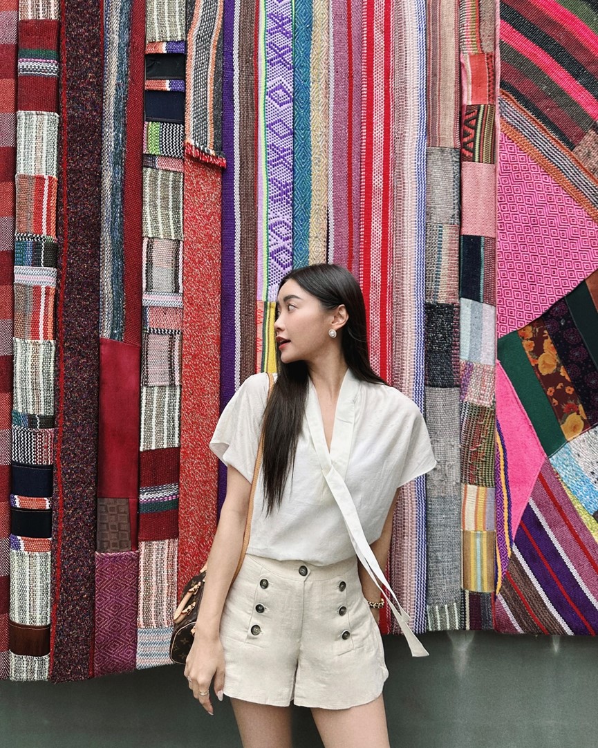 ▲人氣網美晞晞與編織藝術牆「破碎的綻放」合影。  (圖/新北市政府原民局提供)