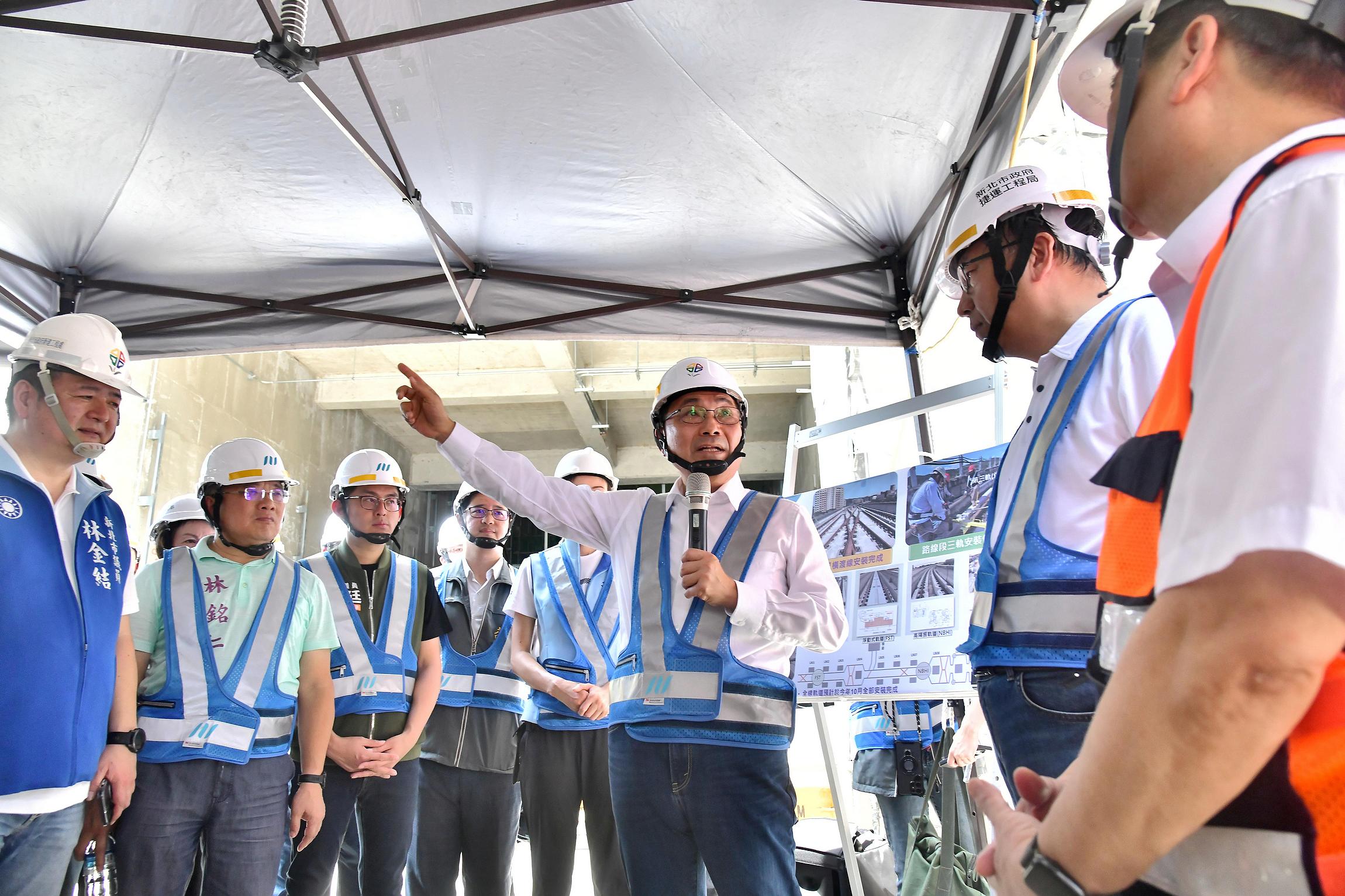 侯友宜市長今（15）日上午赴三鶯線三峽站(LB06)視察施工情形
