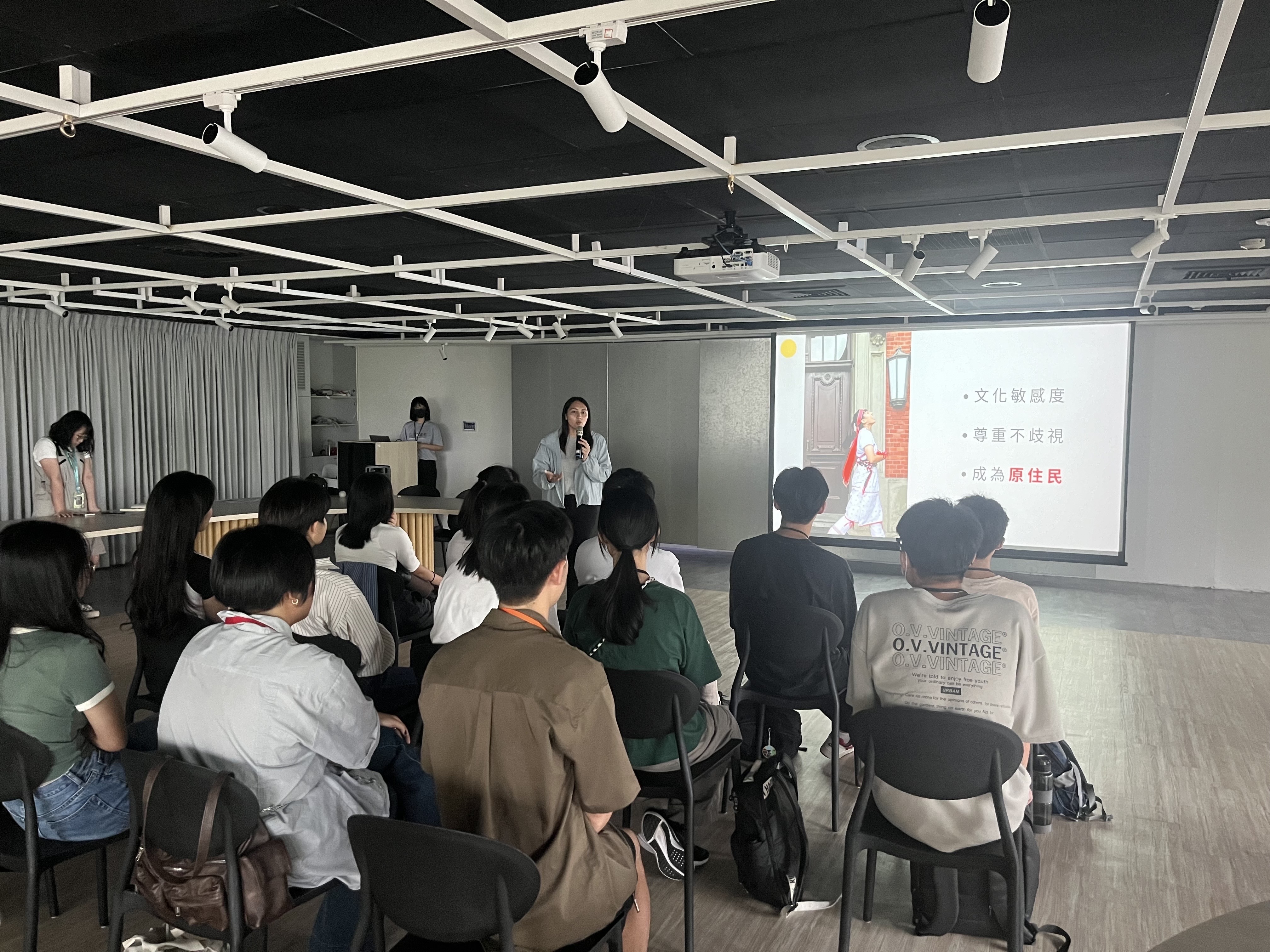 ▲本局同仁與學生分享探討原住民族相關議題。 (圖/新北市政府原民局提供)