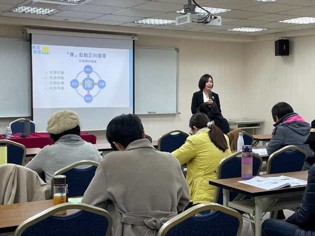 簡嘉萱老師將於 8 月 29 日以「畢業後的第一套衣服-面試穿搭學」為主題，與學員分享面試穿搭技巧。