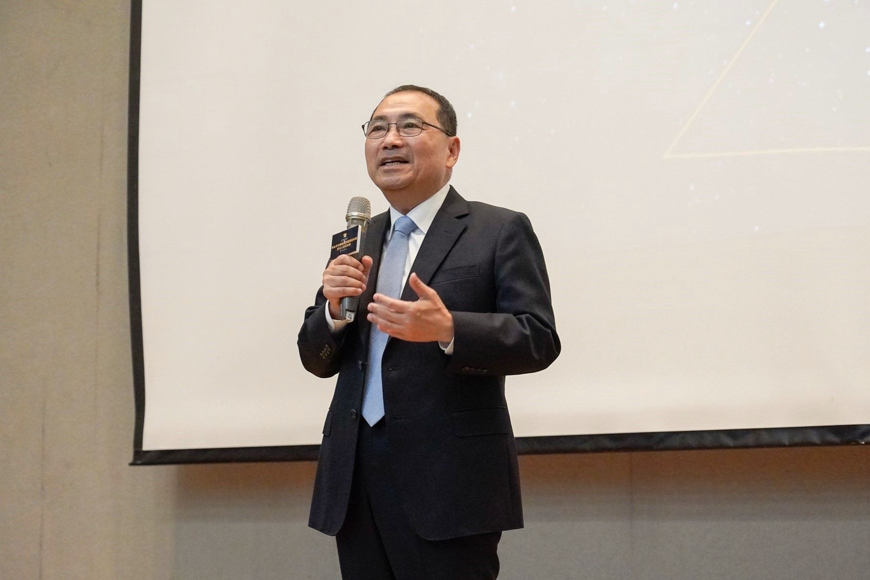 市長侯友宜宣布，新北明年起調高公部門志工聯誼慶生經費，每人由300元調高至600元，感謝這些市政達人的付出。