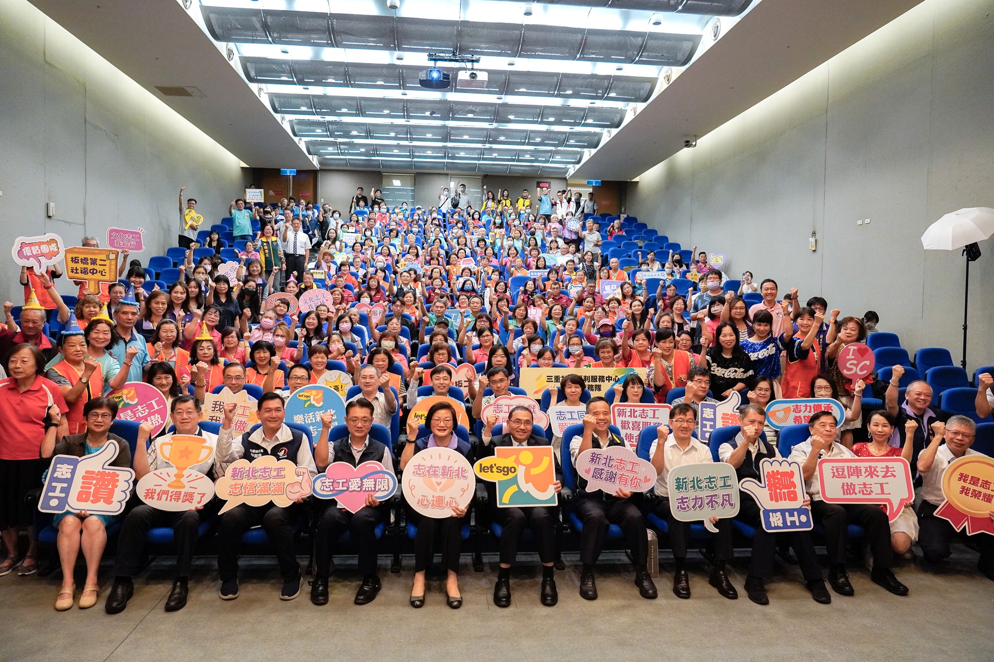 各志工隊夥伴一起喊出「Let's Go!」如同志工服務精神，熱忱有活力。