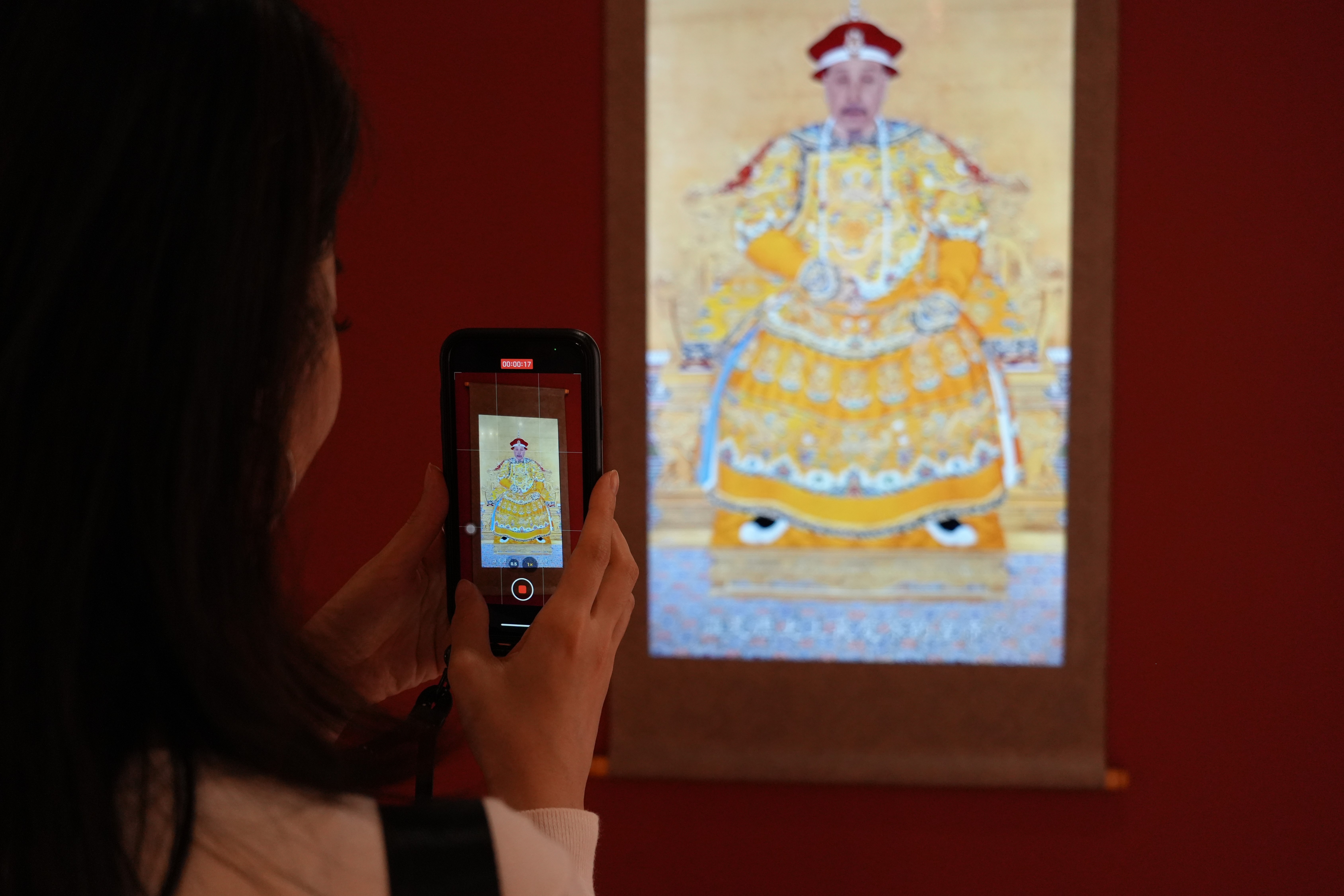  展場中還可見畫中的明太祖、乾隆皇帝等君王，親口道出他們與茶的愛恨情仇
