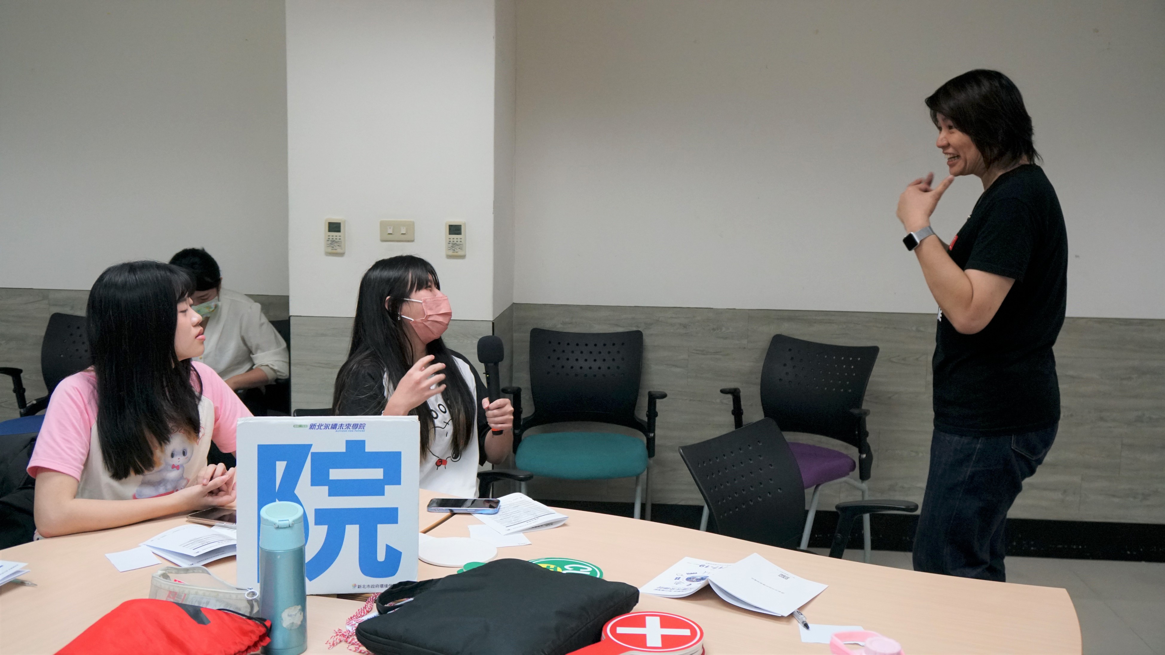 臉書社團「不塑之客」版主高巧倫帶領學員從不一樣的角度思考減少塑膠使用的意義