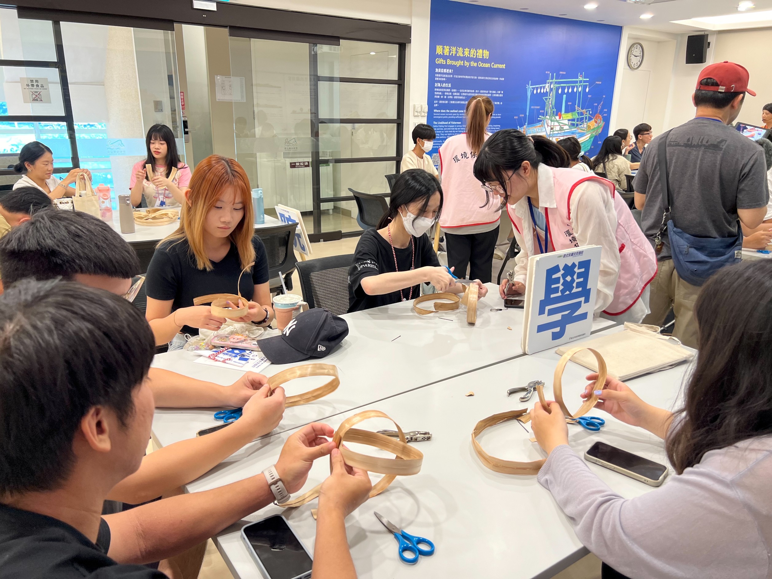 「廢青不廢、不廢跨村實驗室」發起人楊芳宜帶領學員運用廢塑膠袋及月桃葉子DIY