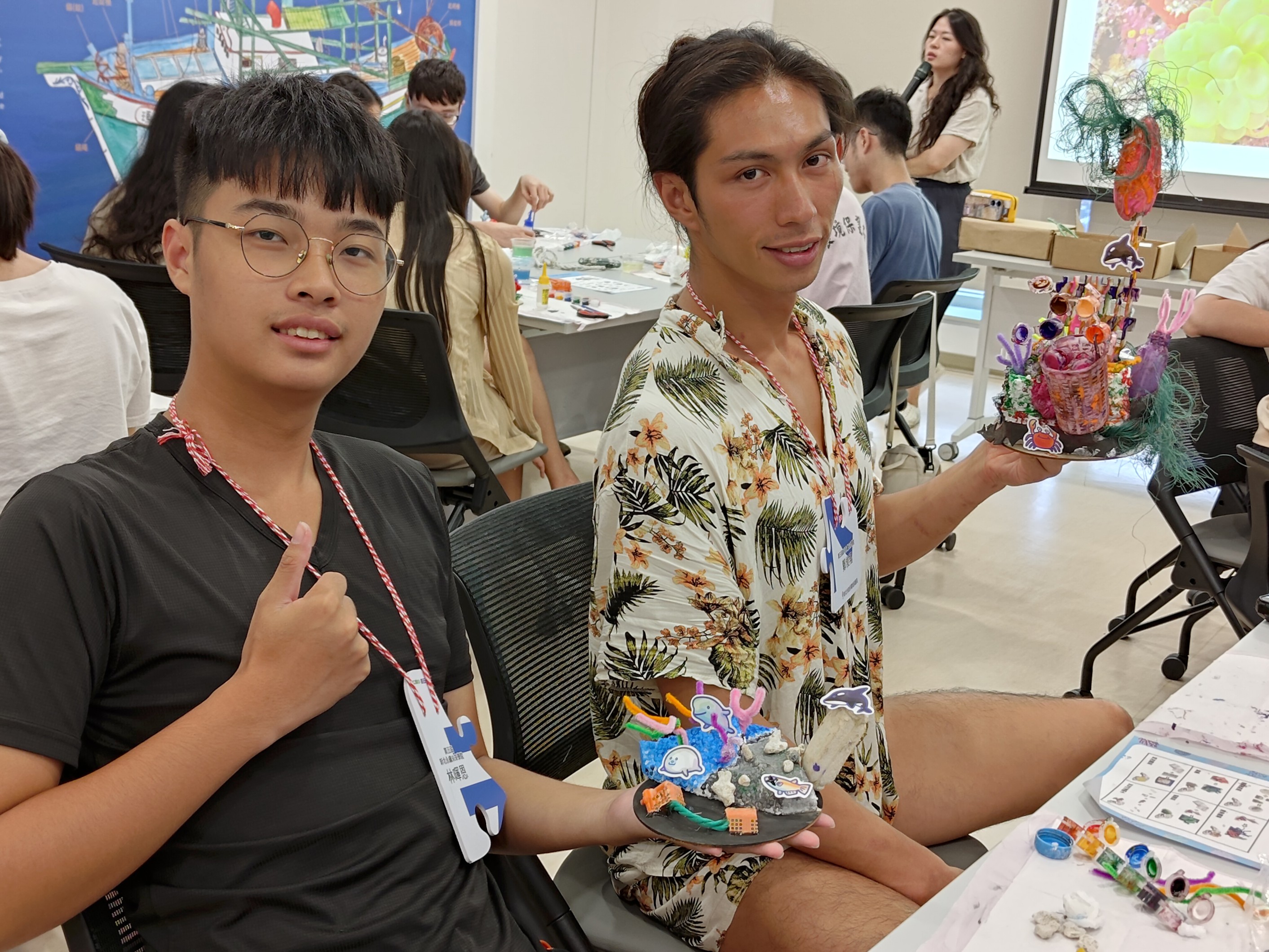 海大睿思家族成員賴信村帶領學員們透過DIY延續海廢的生命