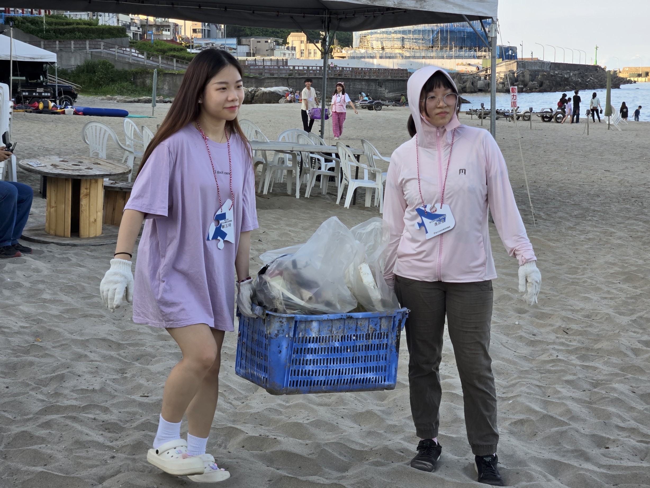 學員在龜吼海灘進行淨灘