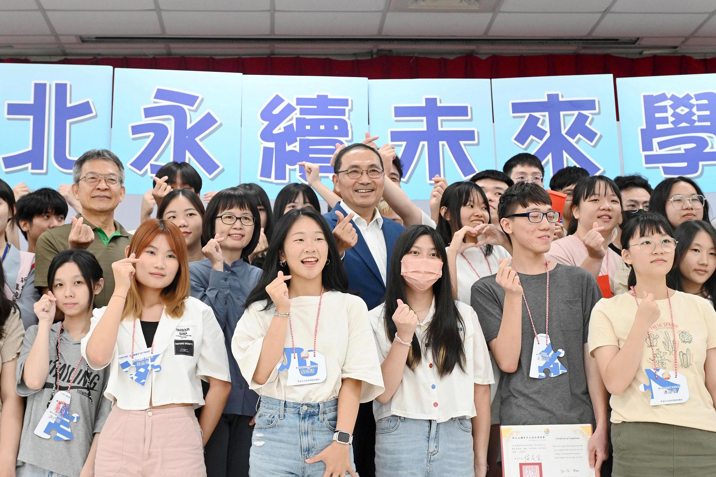 新北市長侯友宜今(19)日現身「新北永續未來學院」論壇，與學員分享經驗、交流互動