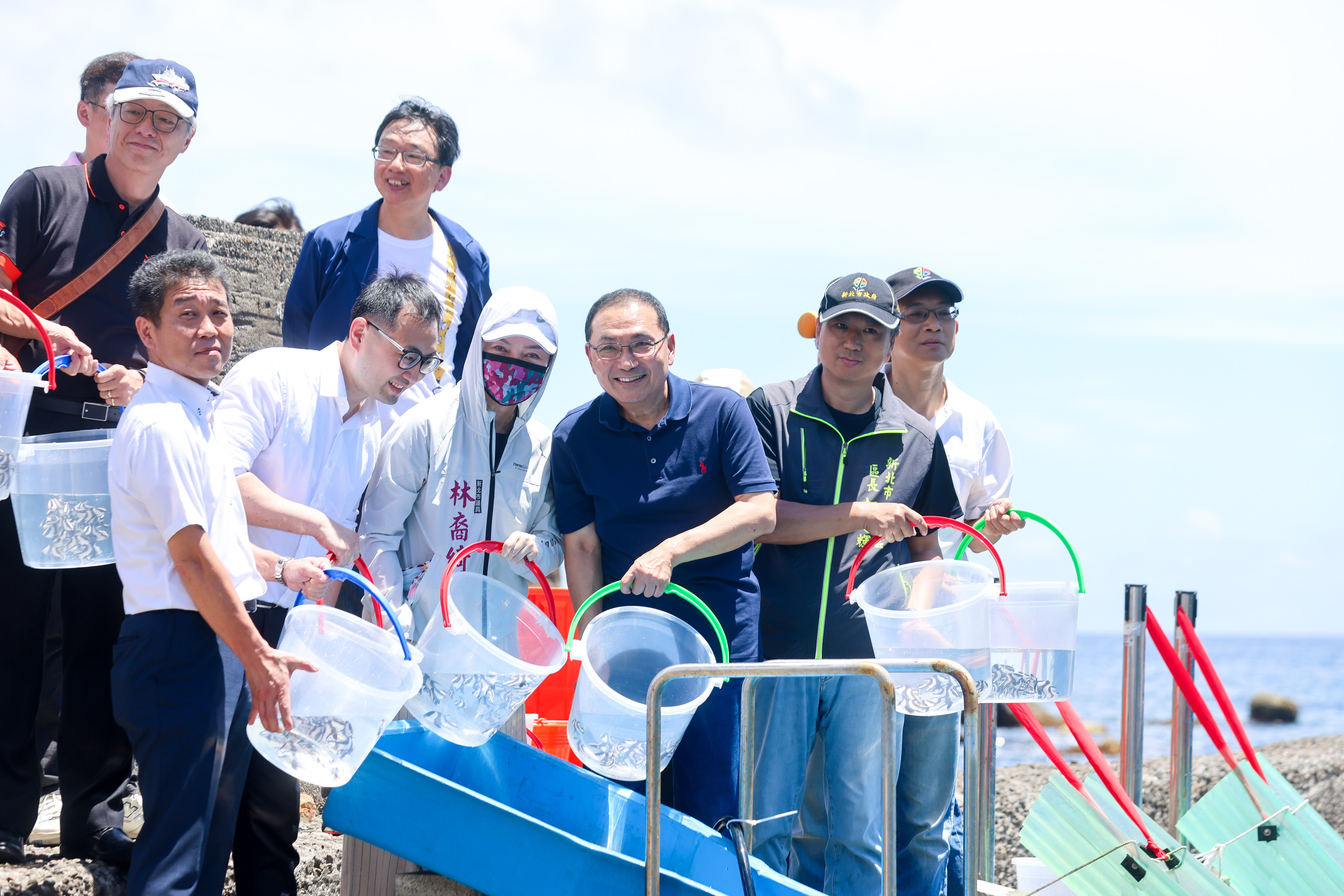 侯友宜、國立臺灣海洋大學副校長冉繁華、Xpark總經理手嶋一雄及地方民意代表於活動中放流條石鯛魚苗、川紋笛鯛魚苗、九孔苗及新復育的紫海膽苗等。