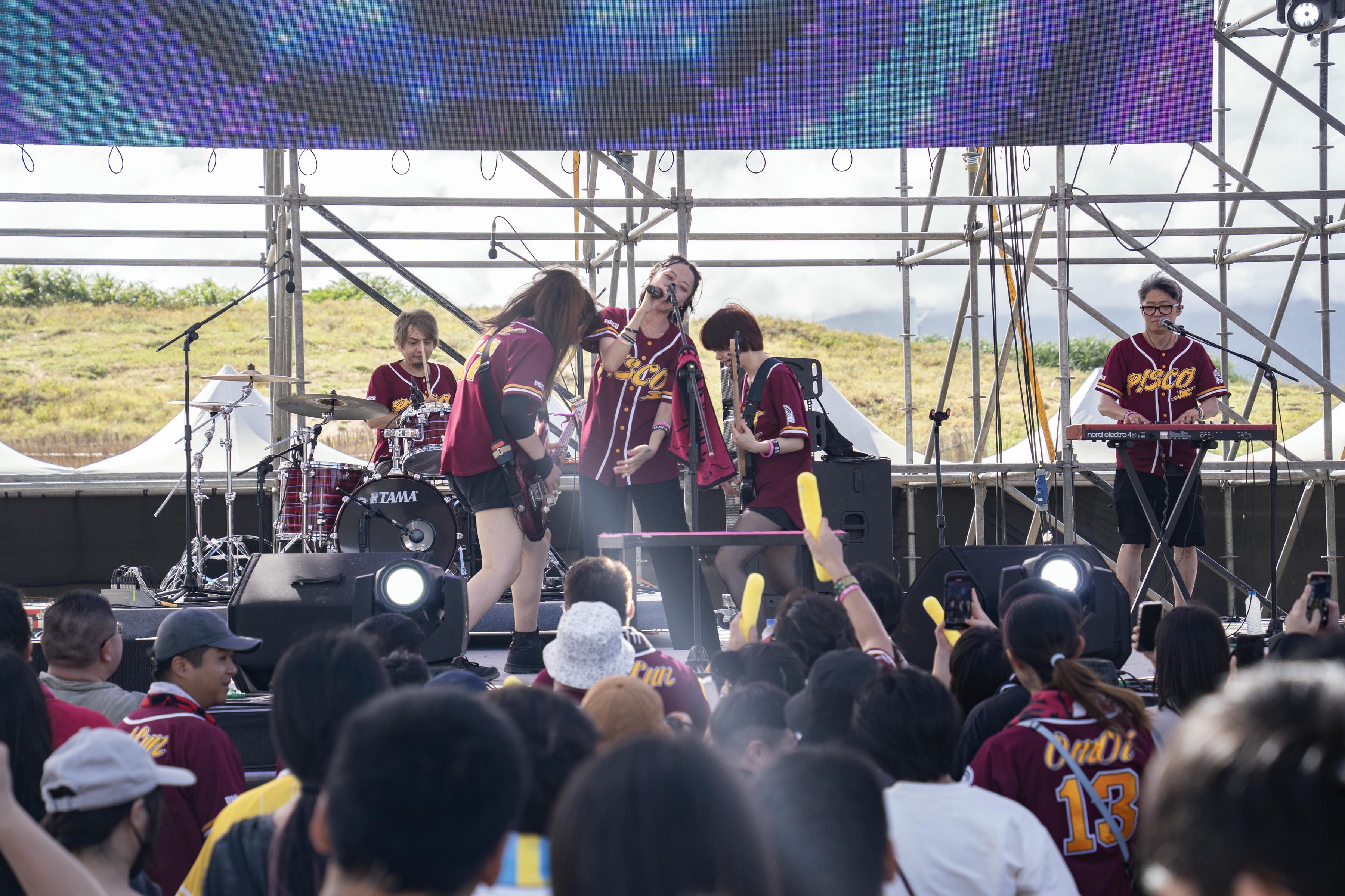 P！SCO以電子迷離曲風混搭歡愉舞曲節奏演奏出極具情緒煽動力的音樂。