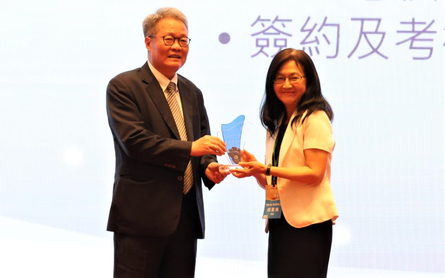 新北市政府促參成果亮眼，112年完成簽約16件，招商成績高居全國第一，今天日由新北市政府參事邱惠美（右），代表市府接受行政院政務委員陳金德（左）頒獎表揚。