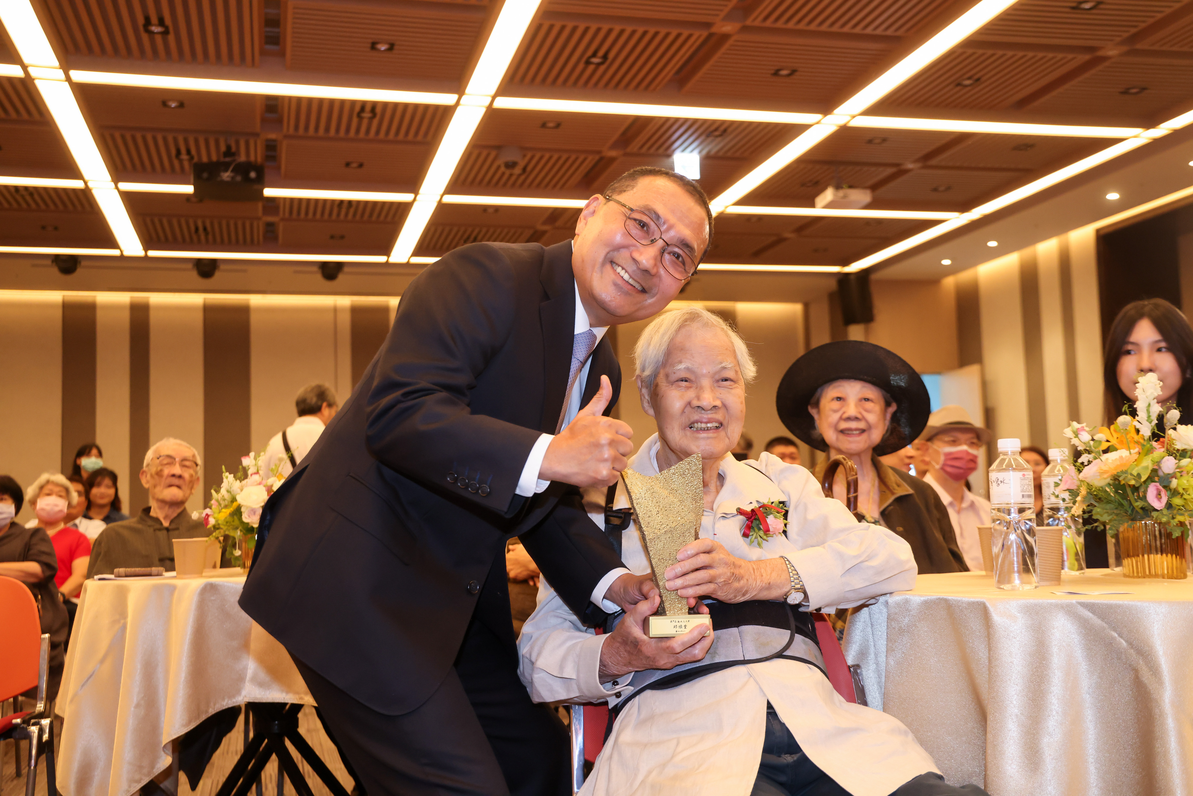 侯友宜與高齡92歲的臺灣陶藝開拓者─邱煥堂老師合影。
