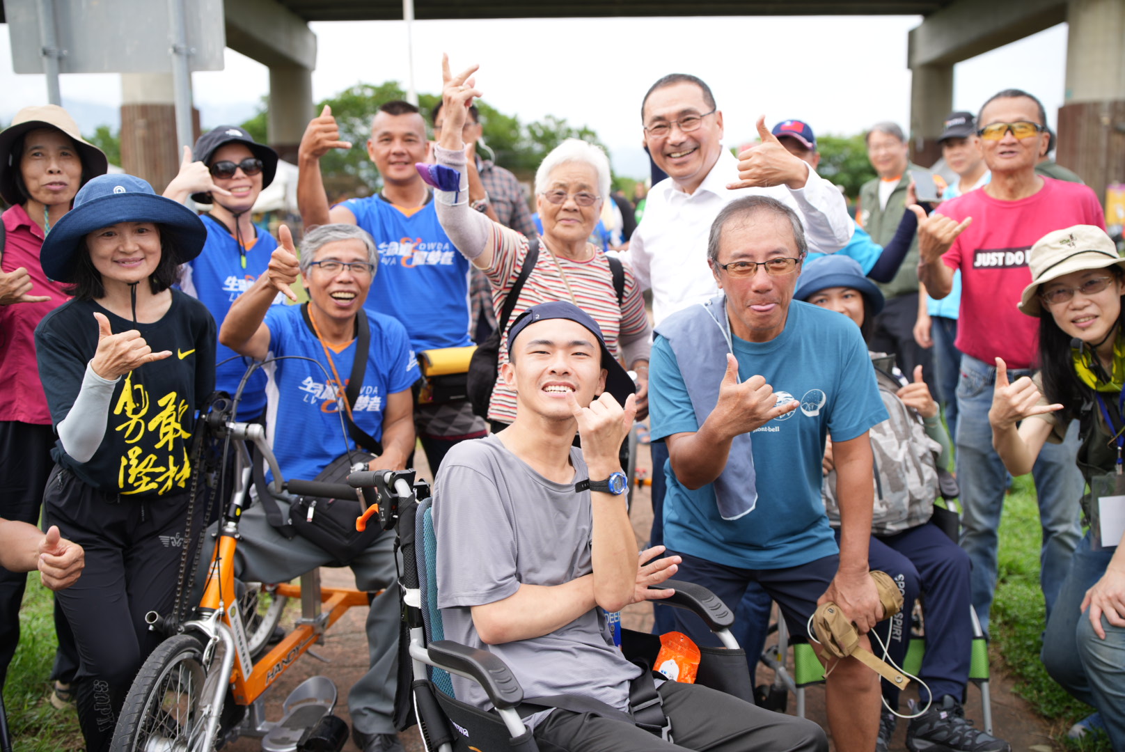 市長與參與賞燕活動身障朋友共同合照