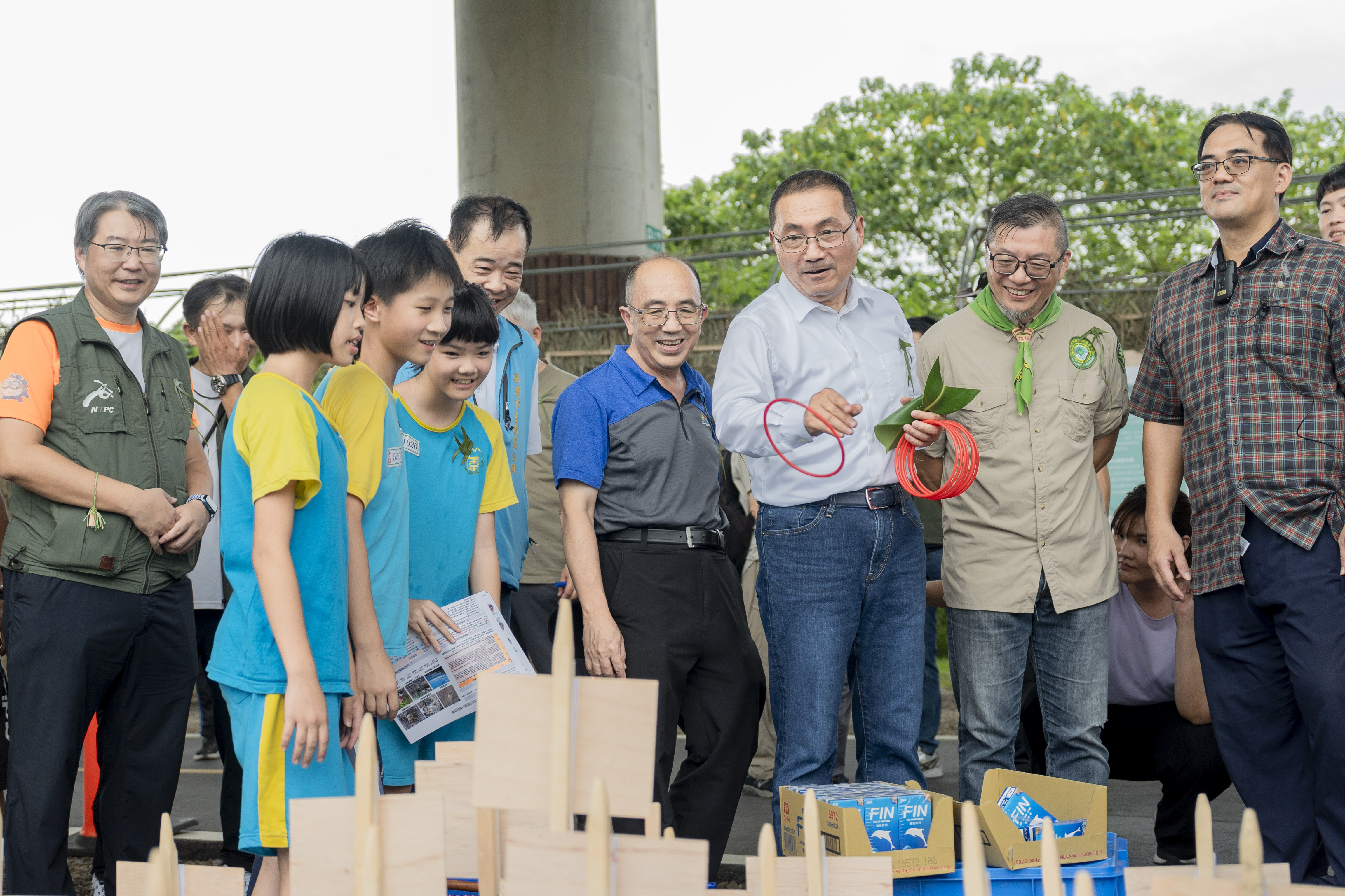  侯友宜市長與竹圍國小同學攤位互動
