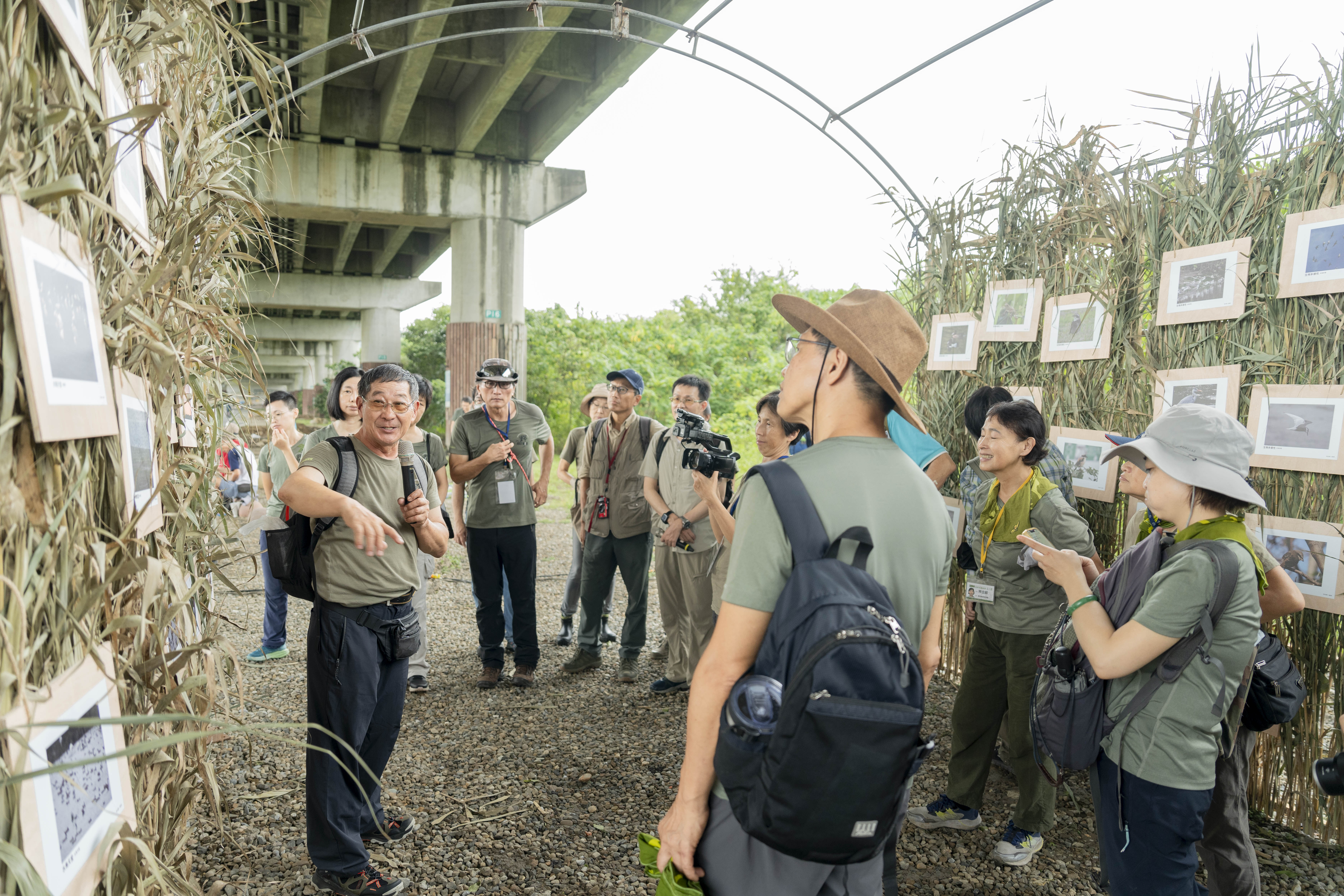 荒野保護協會榮譽理事長賴榮孝進行時光廊道導覽