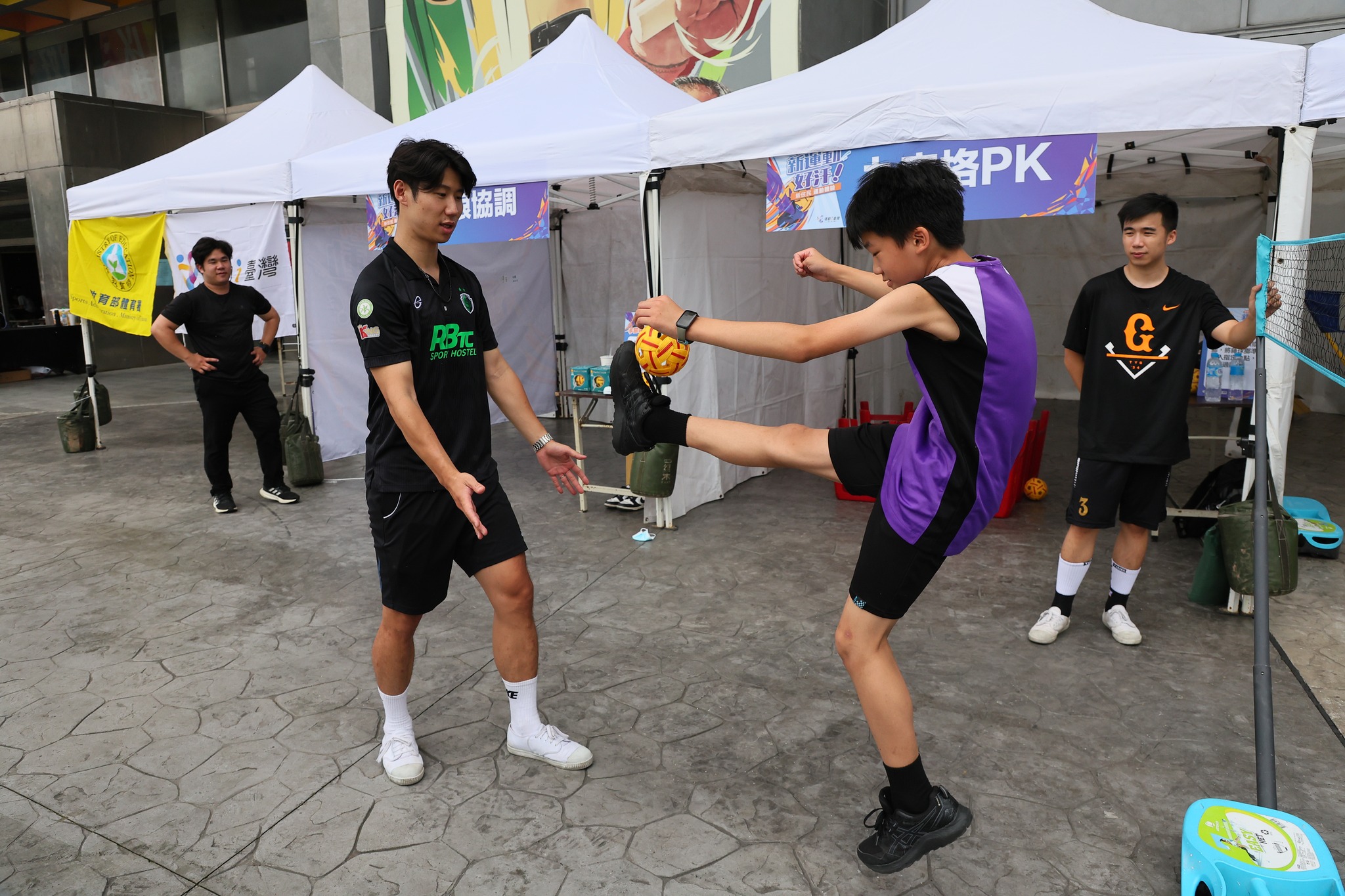新運動好汗！新住民運動體驗，教練指導輕鬆踢籐球