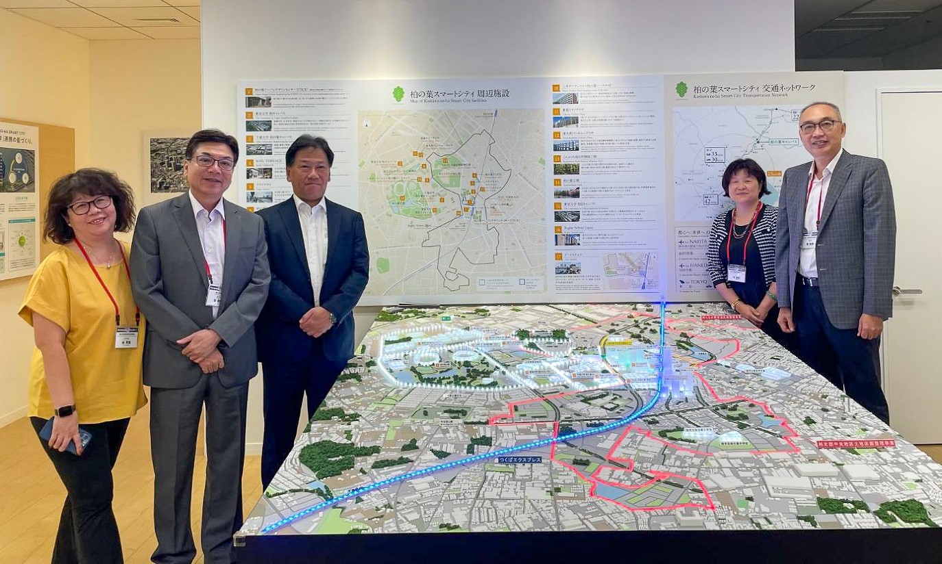 劉和然副市長赴千葉縣柏之葉智慧城市考察交流，由三井公司介紹智慧城市的開發情形