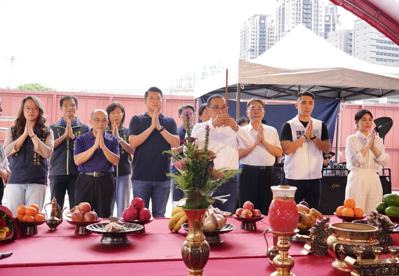 侯友宜市長與與會貴賓等一同祈求工程平安順利