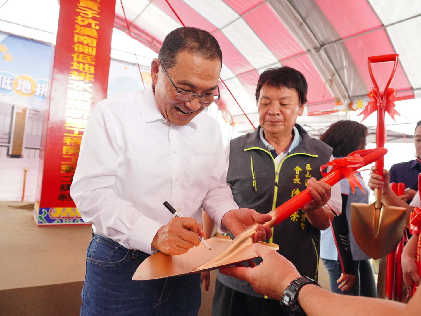 侯友宜市長為與會貴賓簽名紀念