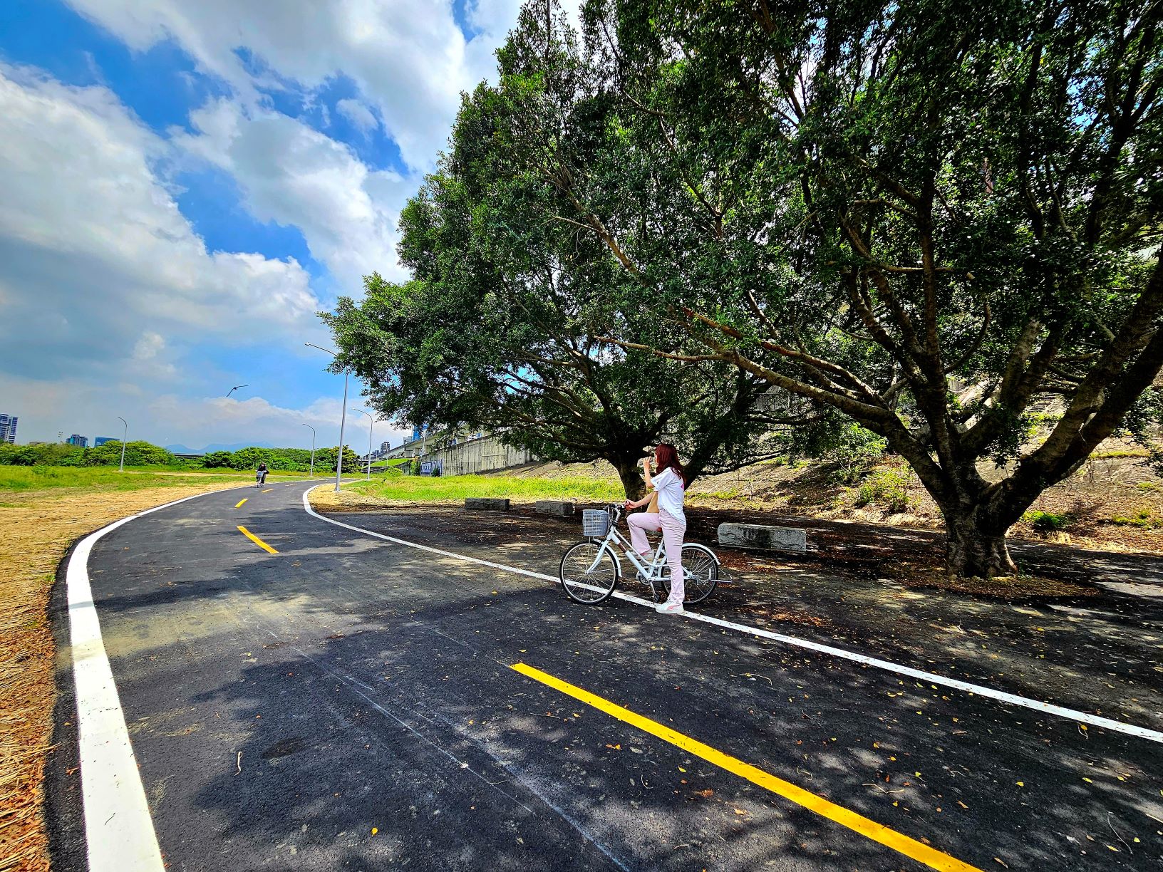 綠意盎然的河濱自行車道