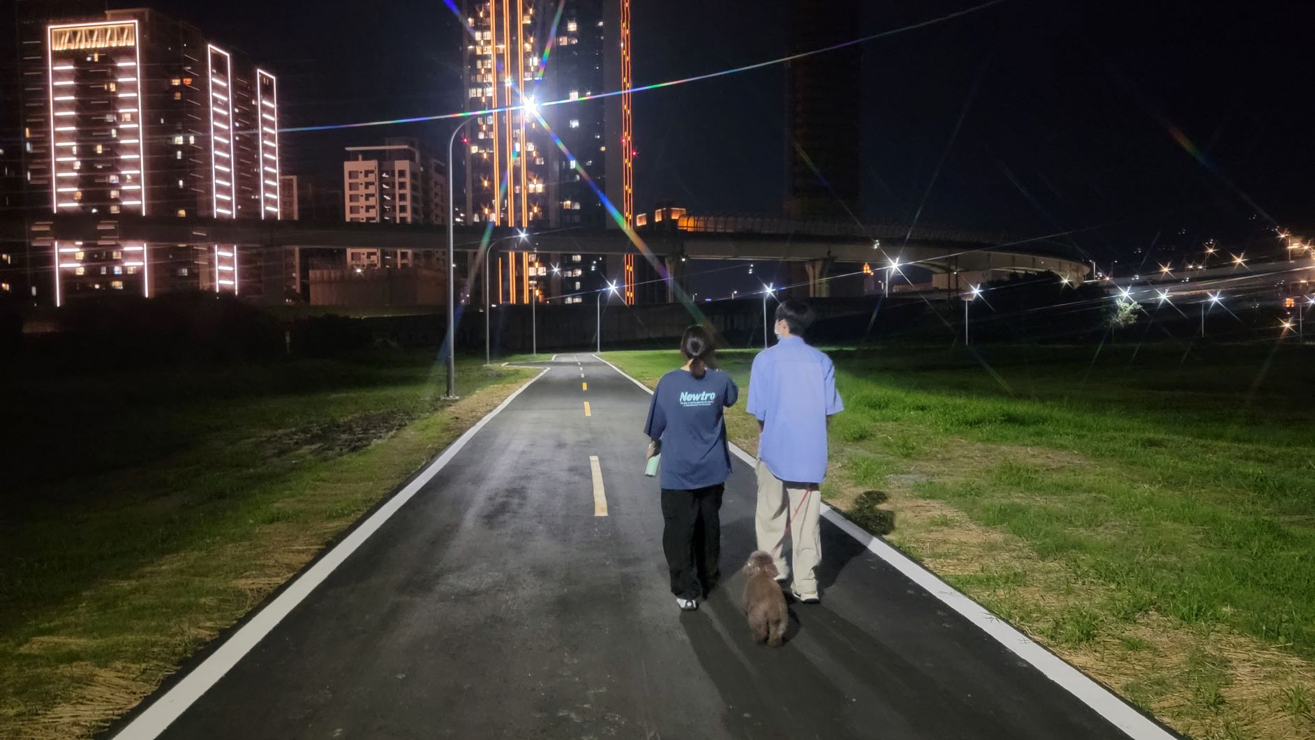 於河濱自行車道上享受舒適愜意的晚風