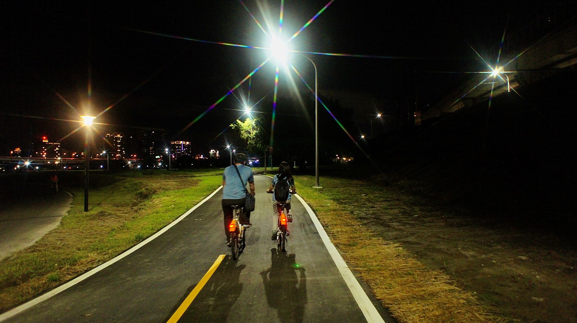 河濱自行車道悠閒騎行欣賞迷人夜景