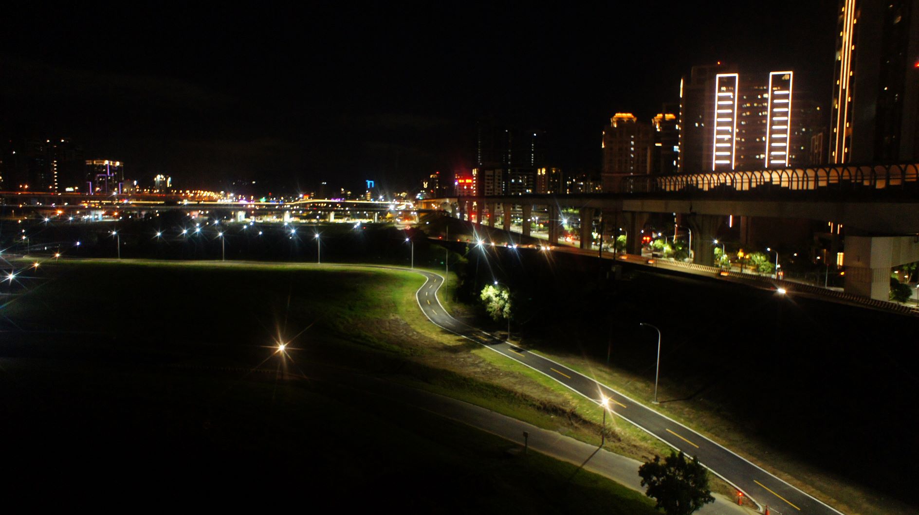 璀璨夜景一覽無遺的河濱自行車道
