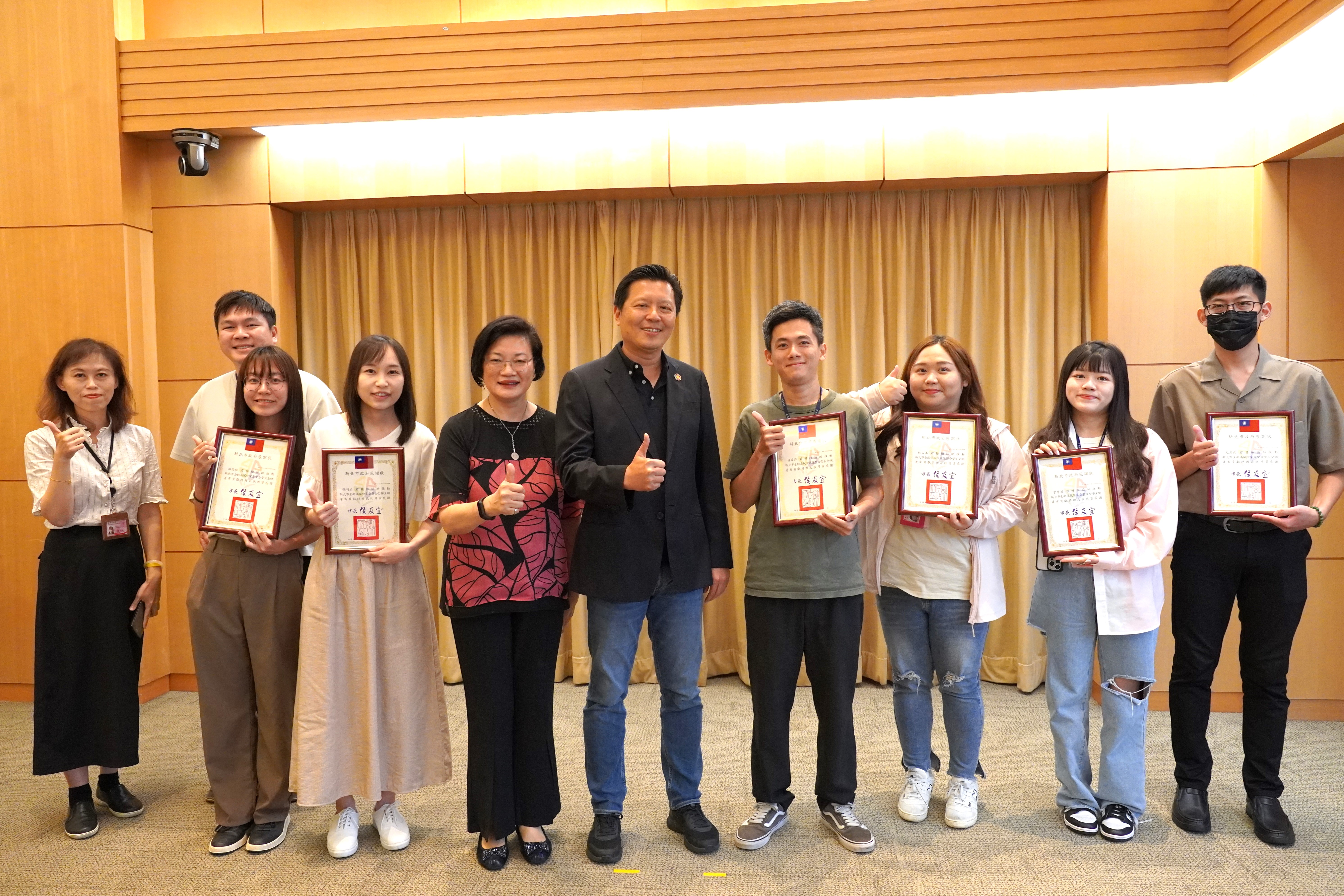 副市長朱惕之(中)頒發高風險安全網有功人員獎，感謝各網絡人員合作無間。