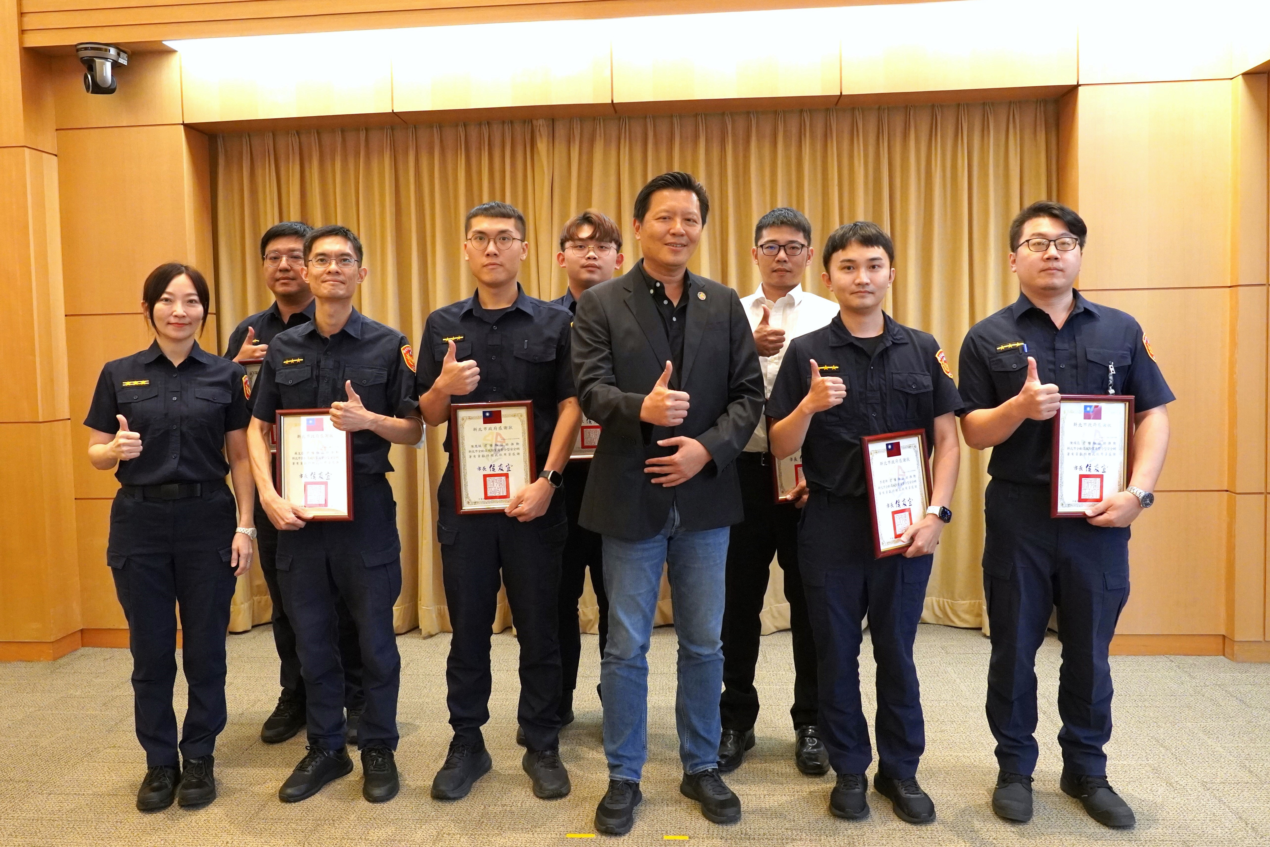 副市長朱惕之與各單位有功人員一一合影