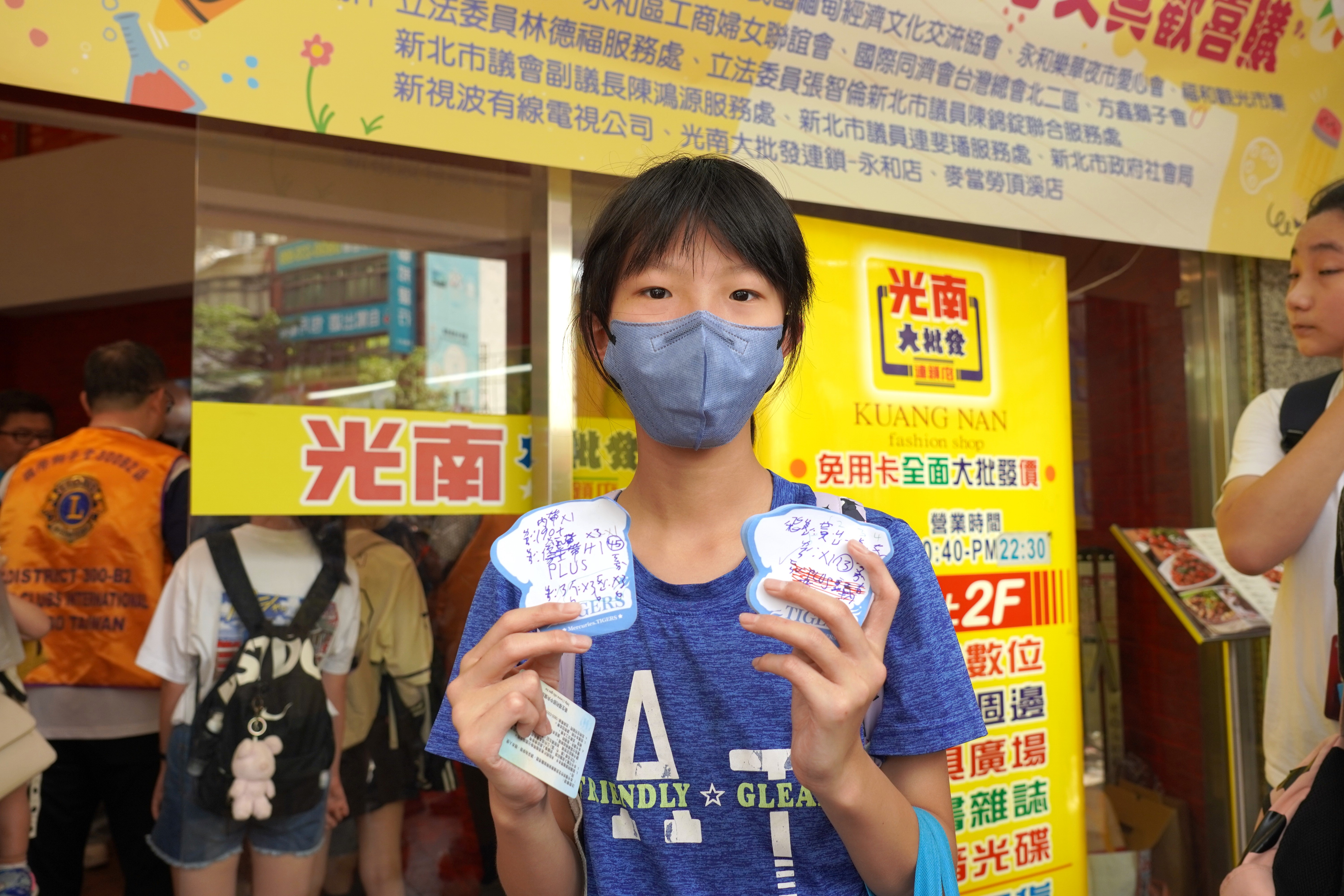 兒少列出「願望採買清單」，把各種想要的文具用品列在便條紙上，開心秀出來。