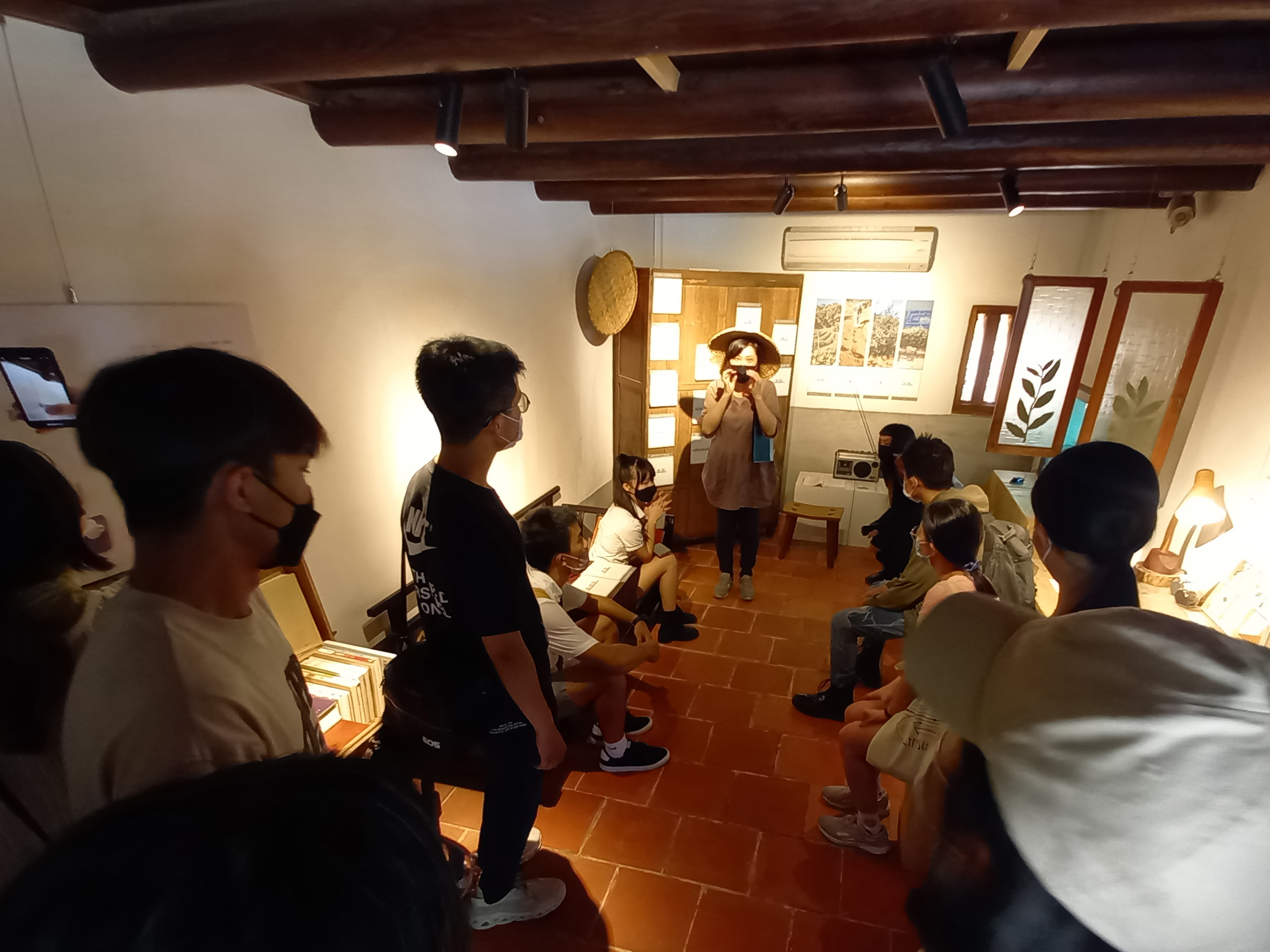 社造團隊場勘前向淡江大學與國立台北藝術大學學子說明本次計畫