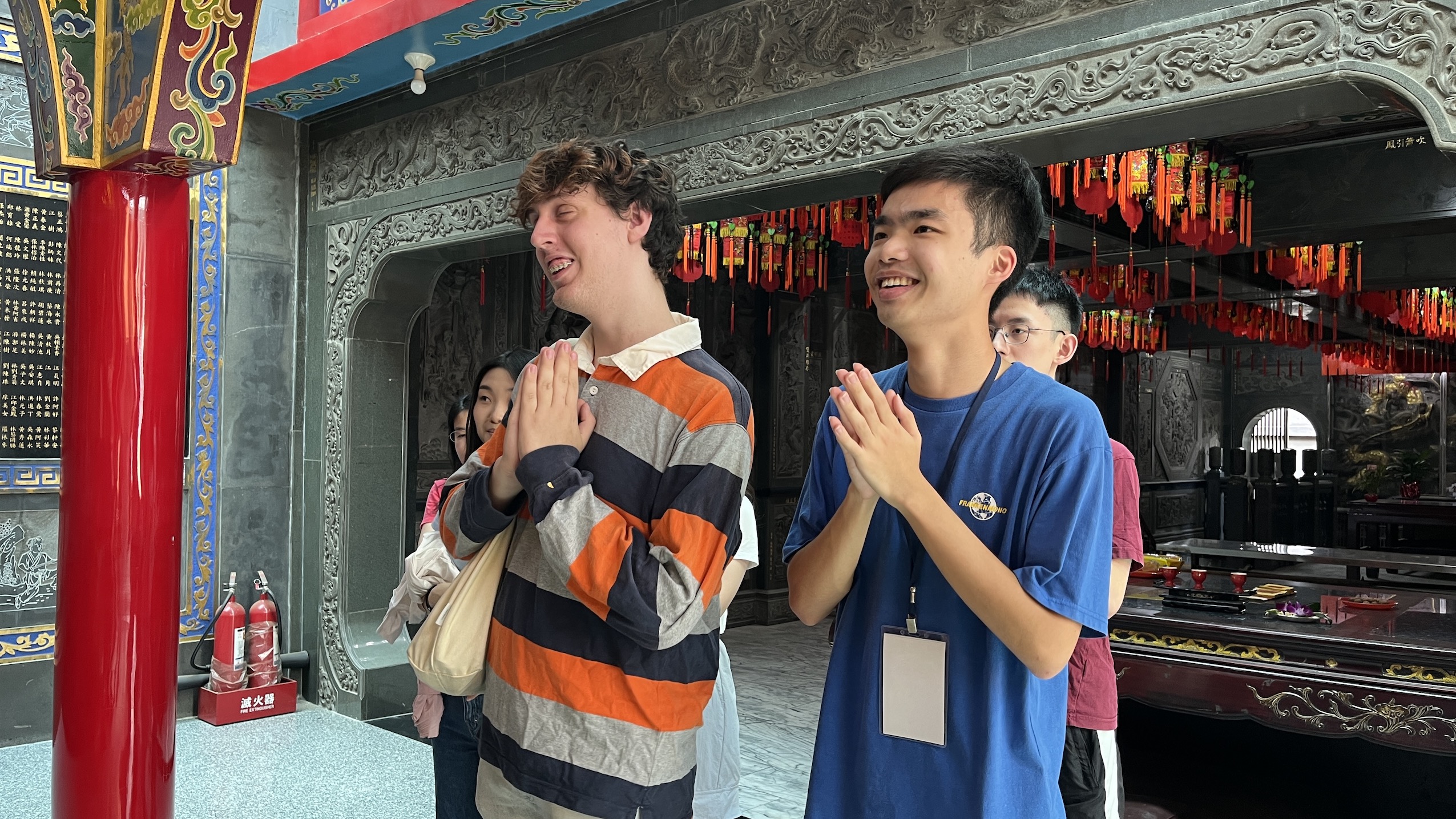 學員帶領外國友人走訪新北特色景點，學員帶來自美國的Elijah至板橋慈惠宮體驗台灣傳統信仰。