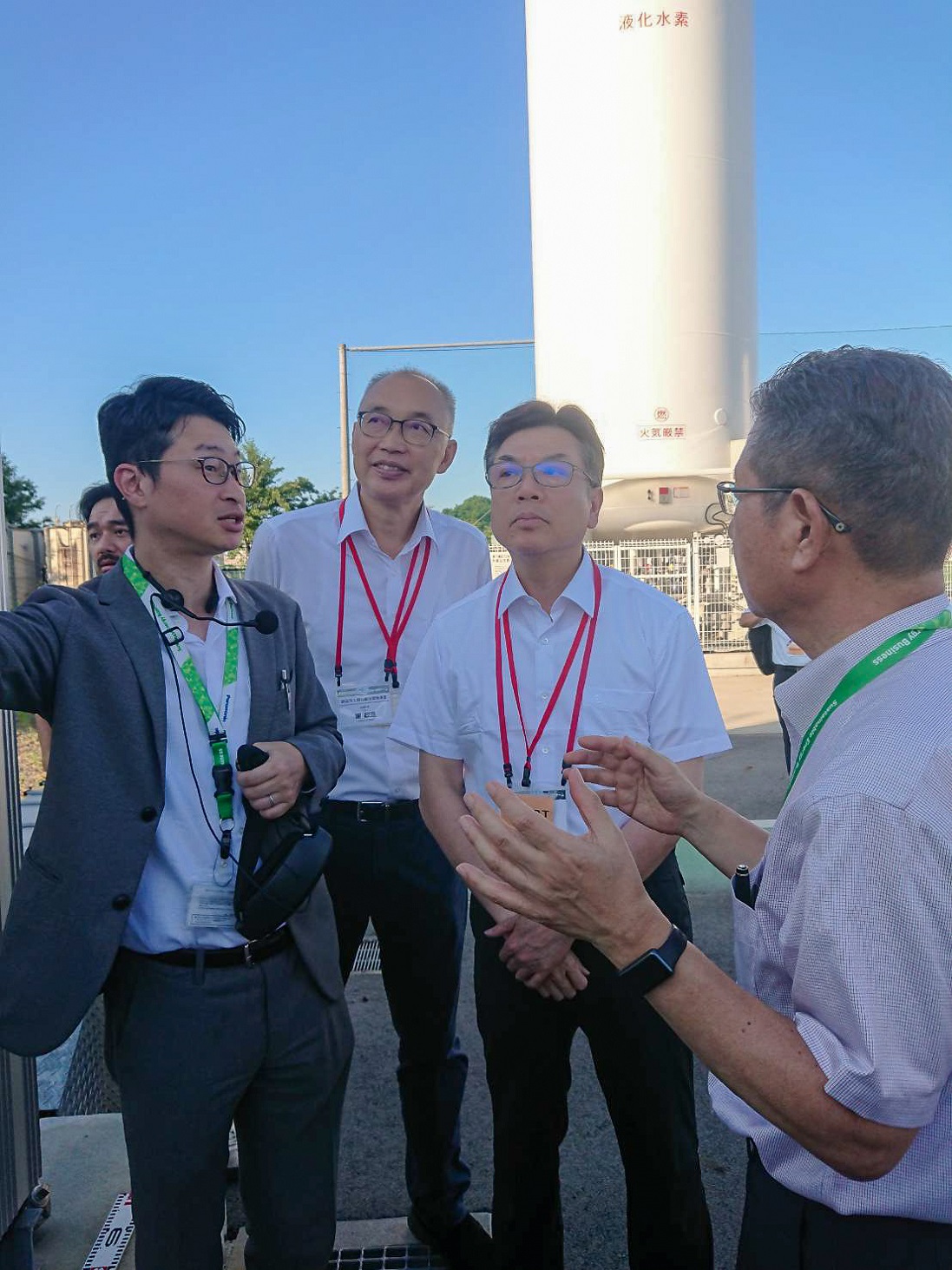 松下公司向劉和然副市長與工策會謝政達總幹事介紹廠區能源設施與運作原理