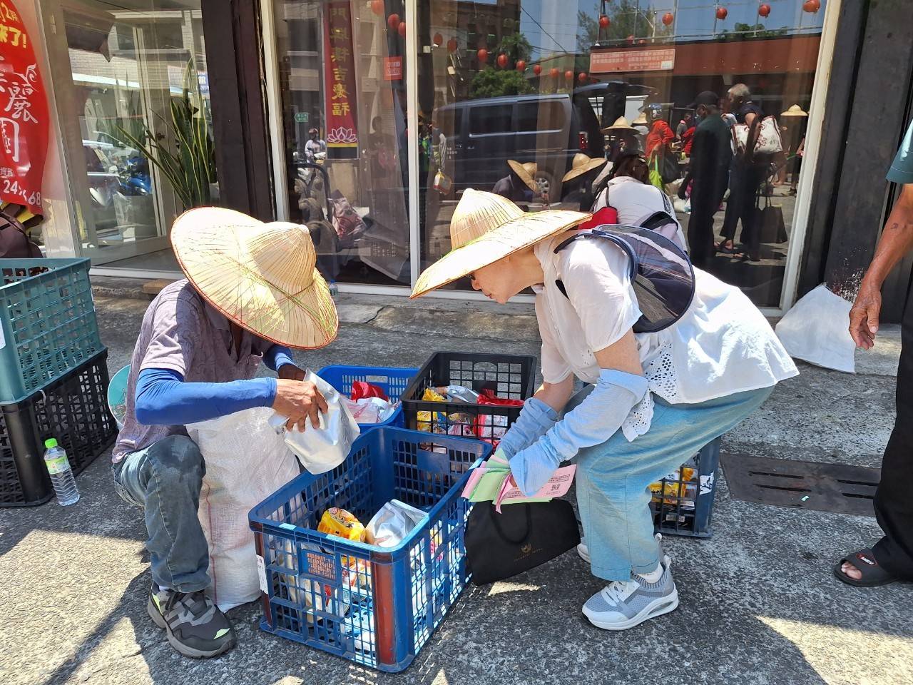 新生活促進會創辦人羅素如（右）協助案家裝袋