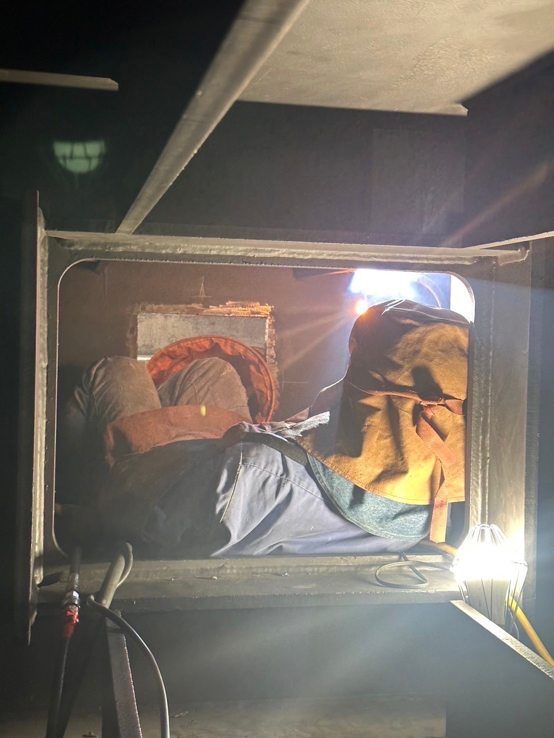 鋼箱梁內焊接施工空間狹窄