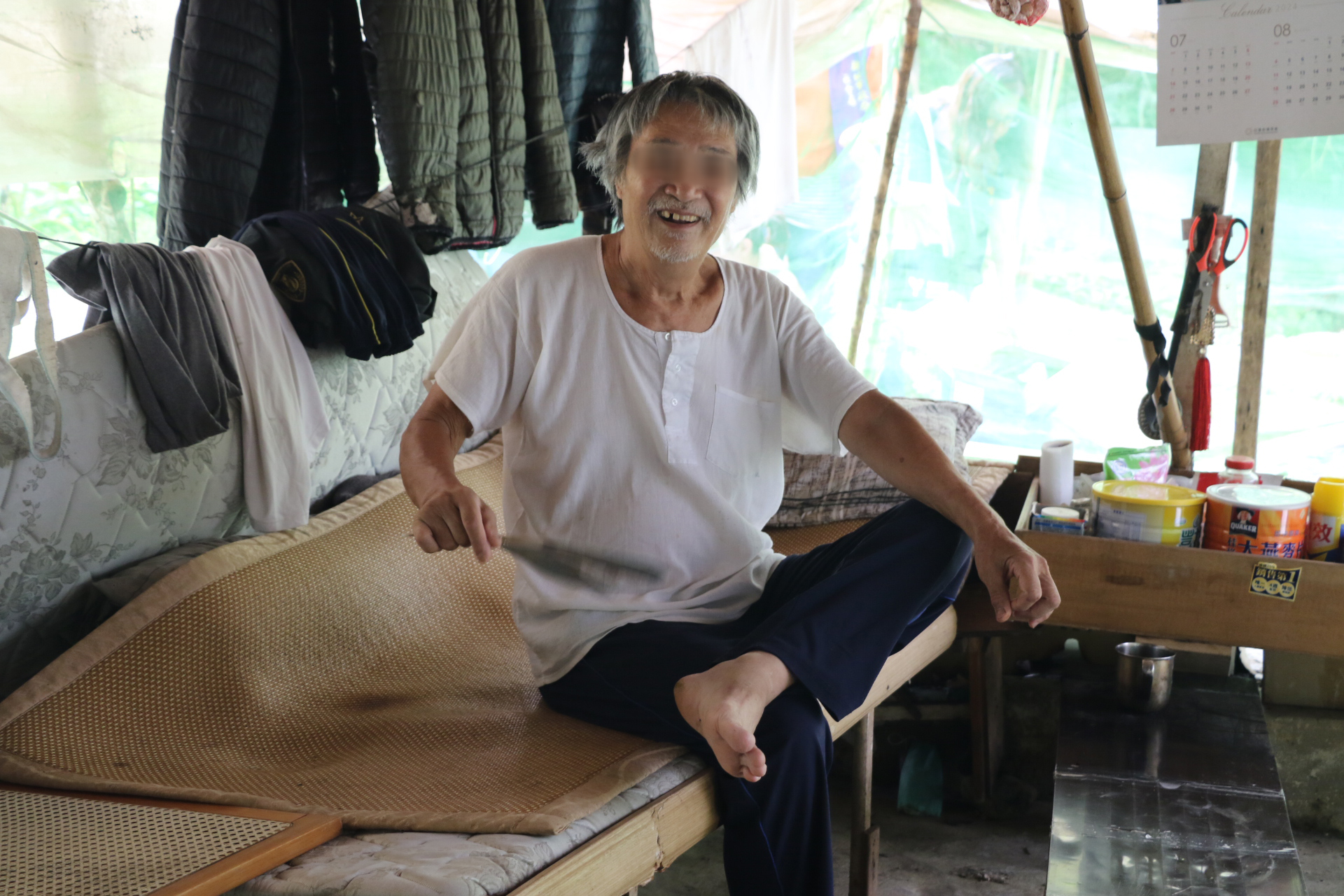 阿雄在新店山區搭帆布棚架獨居生活15年 晚上就睡在這張床上