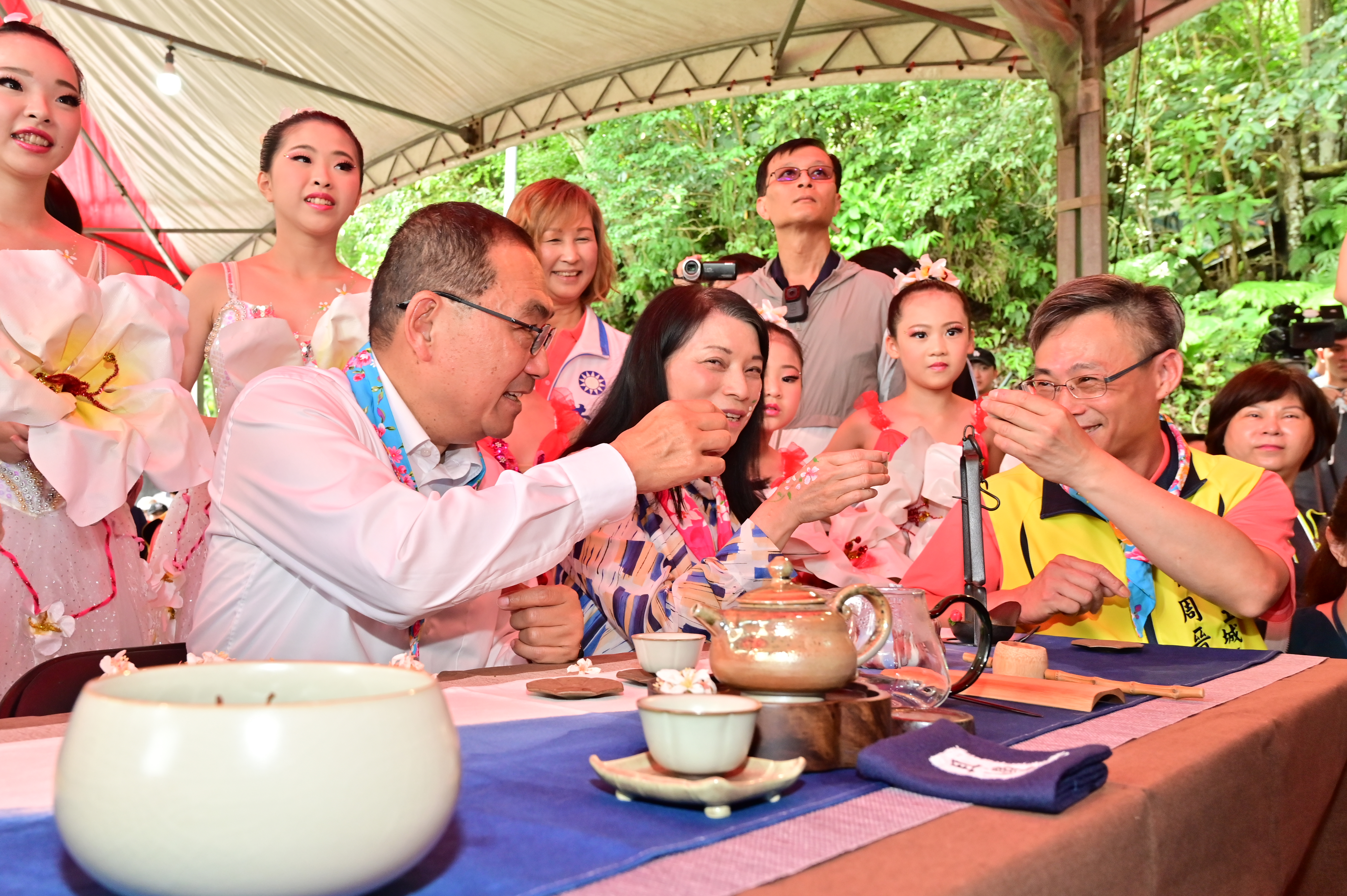 體會客家傳統茶飲，在桐花樹下享受音樂與茶帶來的美好