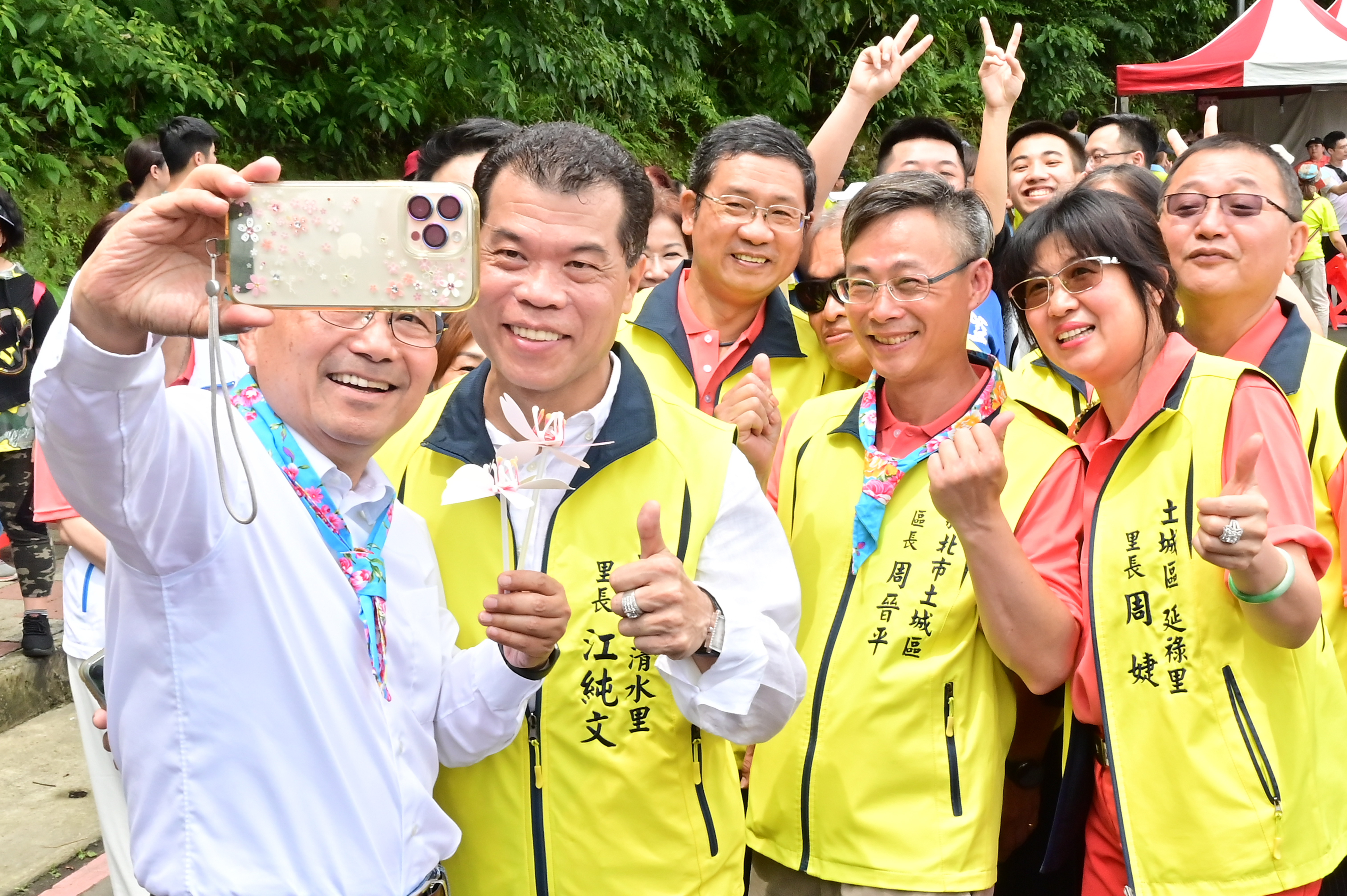 市長侯友宜與里長開心自拍，互動熱烈