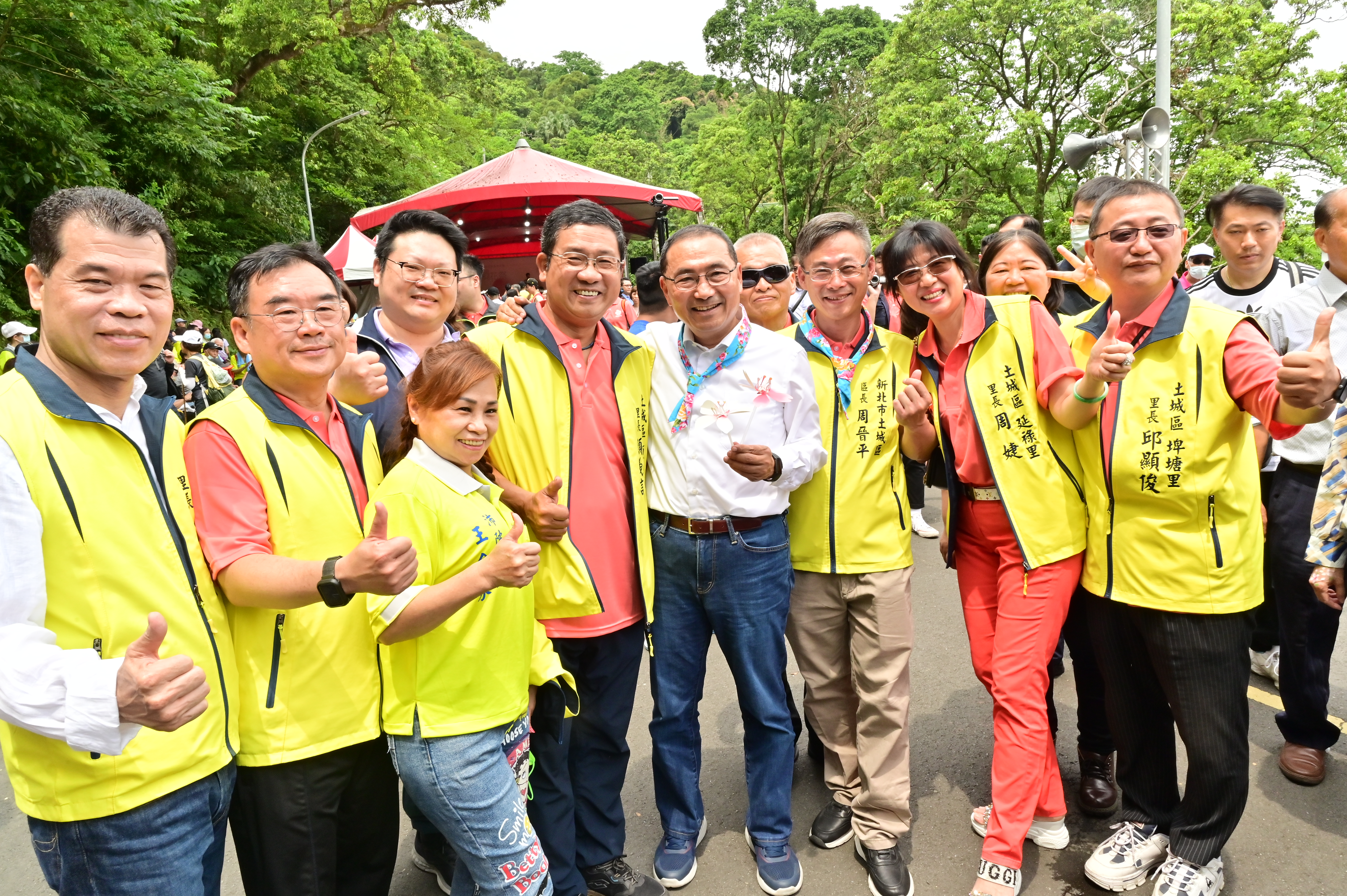 市長侯友宜與里長熱情合影