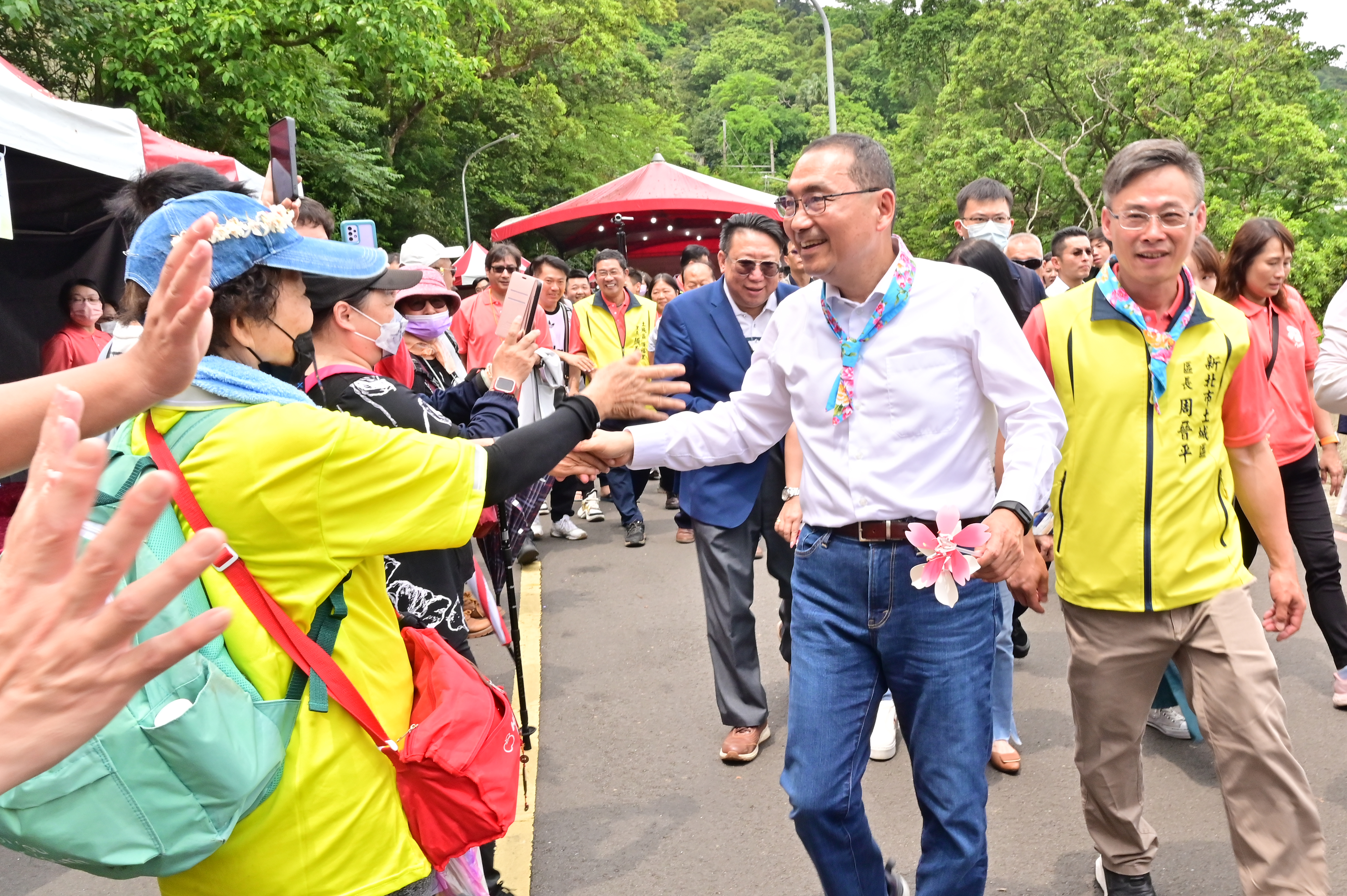 市長侯友宜表示，「桐花祭」是新北市一年一度的賞花盛事，4月中至5月初山林間桐花綻放，潔白的花瓣在微風中輕輕搖曳，彷彿進入了白色的童話世界，歡迎大家到新北市，享受與桐花共舞、共享、共遊之趣