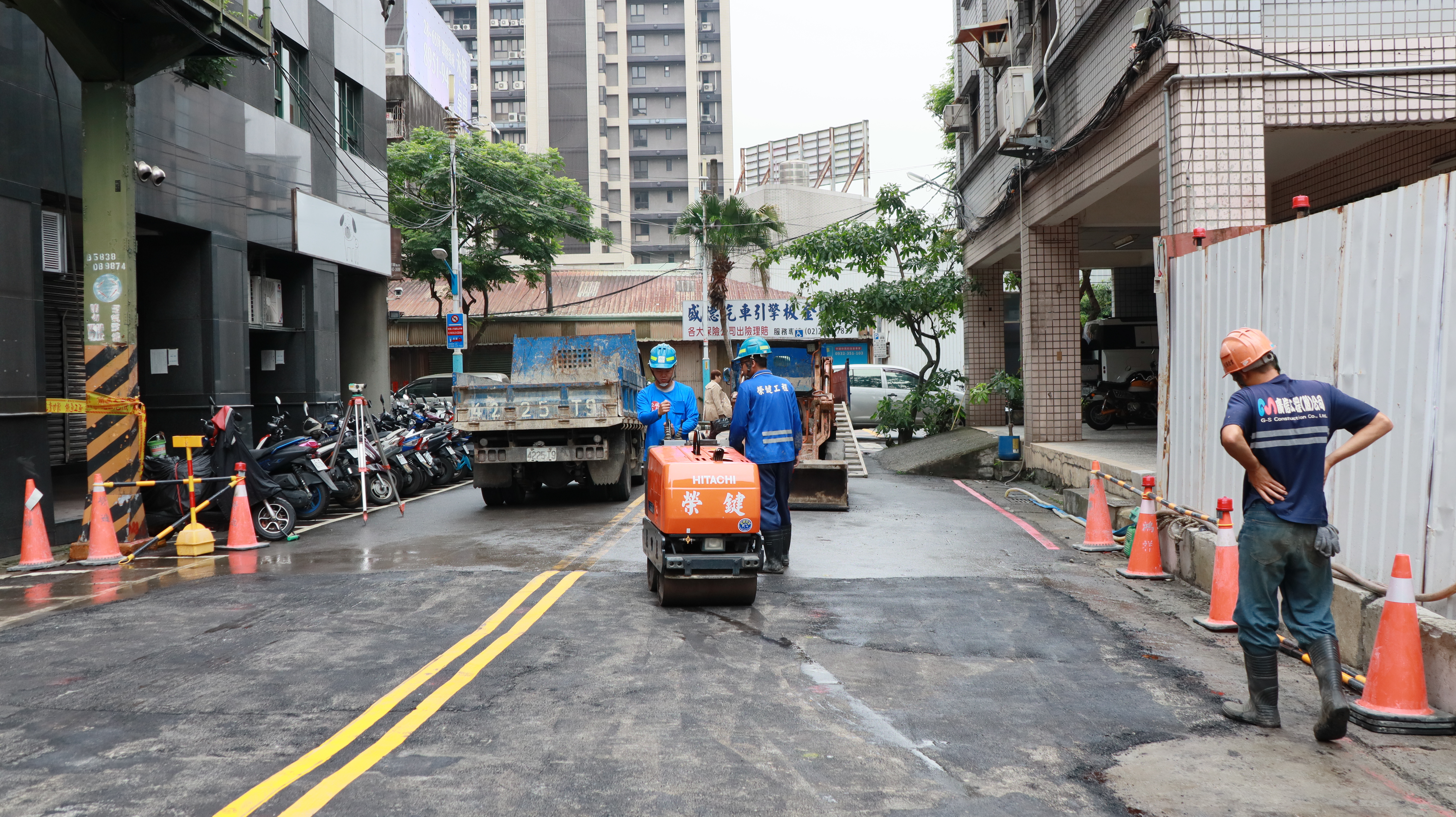 新北市道路總長將近1萬公里，平均要16~22年才能重鋪一次馬路，市府透過爭取中央補助、利用民間資金挹注等開源方式、與民攜手整合土地等節流手段，窮盡一切力量縮短馬路重鋪年限。