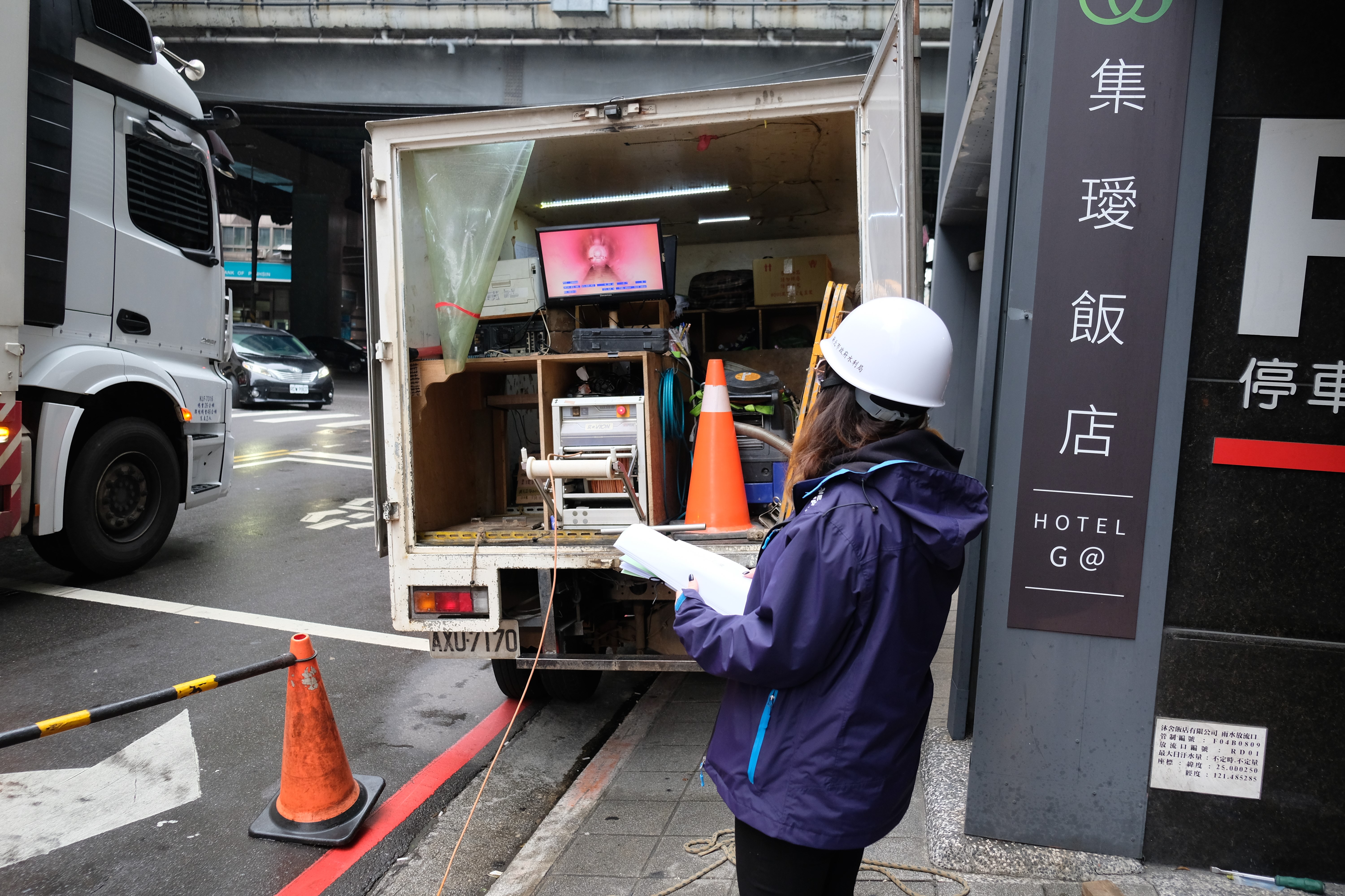 現場檢視CCTV即時畫面，確保地下污水管線內部通水正常