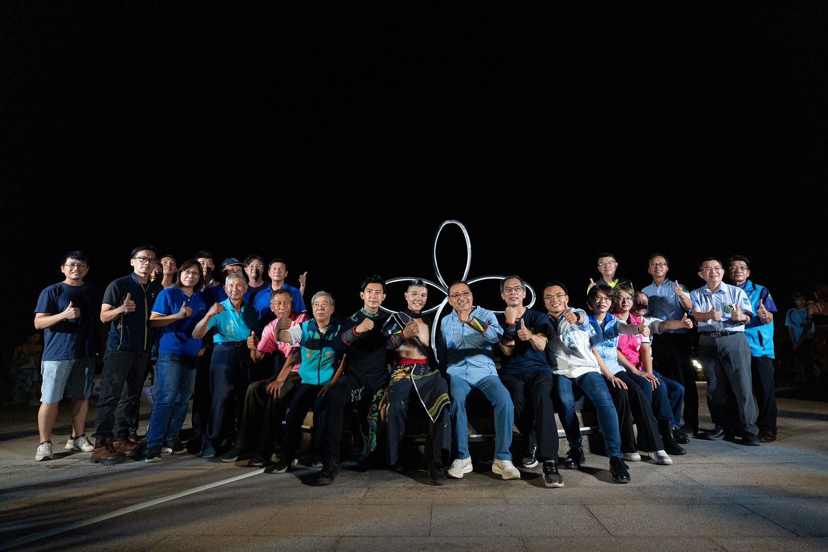 市長與成真火舞團火舞藝術家&ndash;劉育昇親手創作的〈ANTISPIN〉作品合影