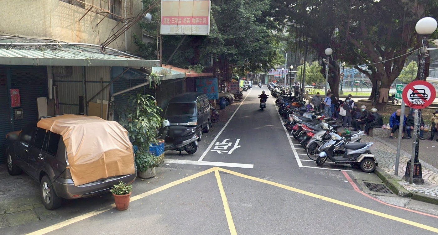 新北市政府推動「新北美樂地2.0」專案，清理長期遭非法占用的公有地上違建及髒亂問題，新設人行道和排水溝，圖為施工前照片