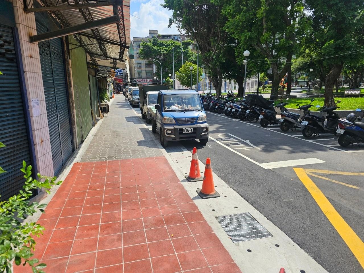 新北市政府推動「新北美樂地2.0」專案，清理長期遭非法占用的公有地上違建及髒亂問題，新設人行道和排水溝，圖為施工後對比照