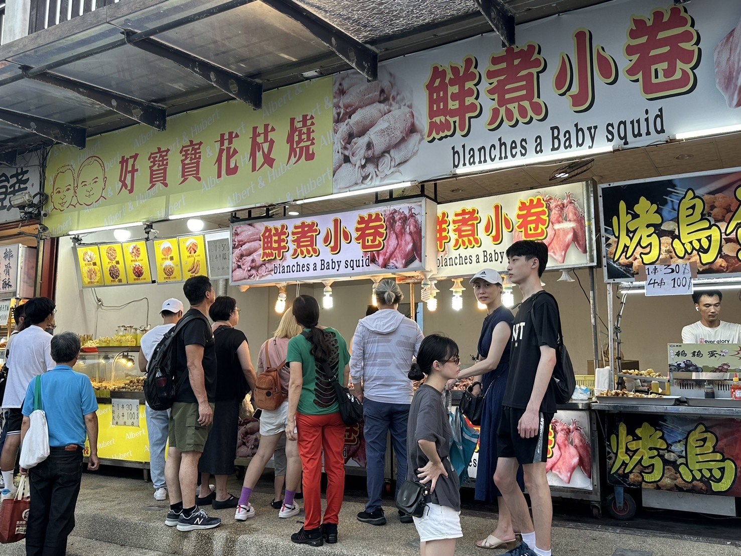 現場民眾悠遊淡水漁人碼頭木棧道商家