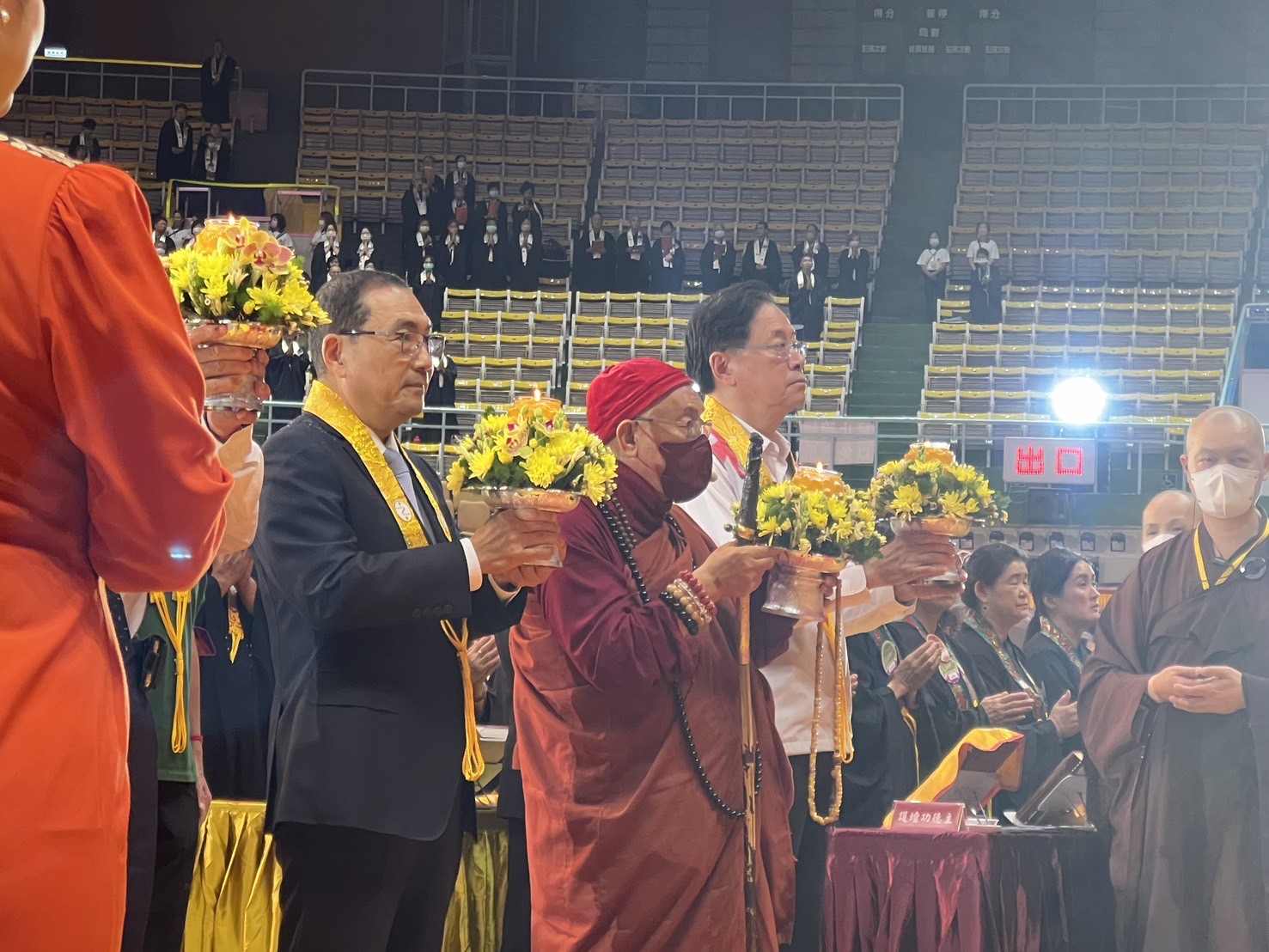 市長在開山住持心道法師的陪同下，向內壇諸聖神佛供燈、供香。