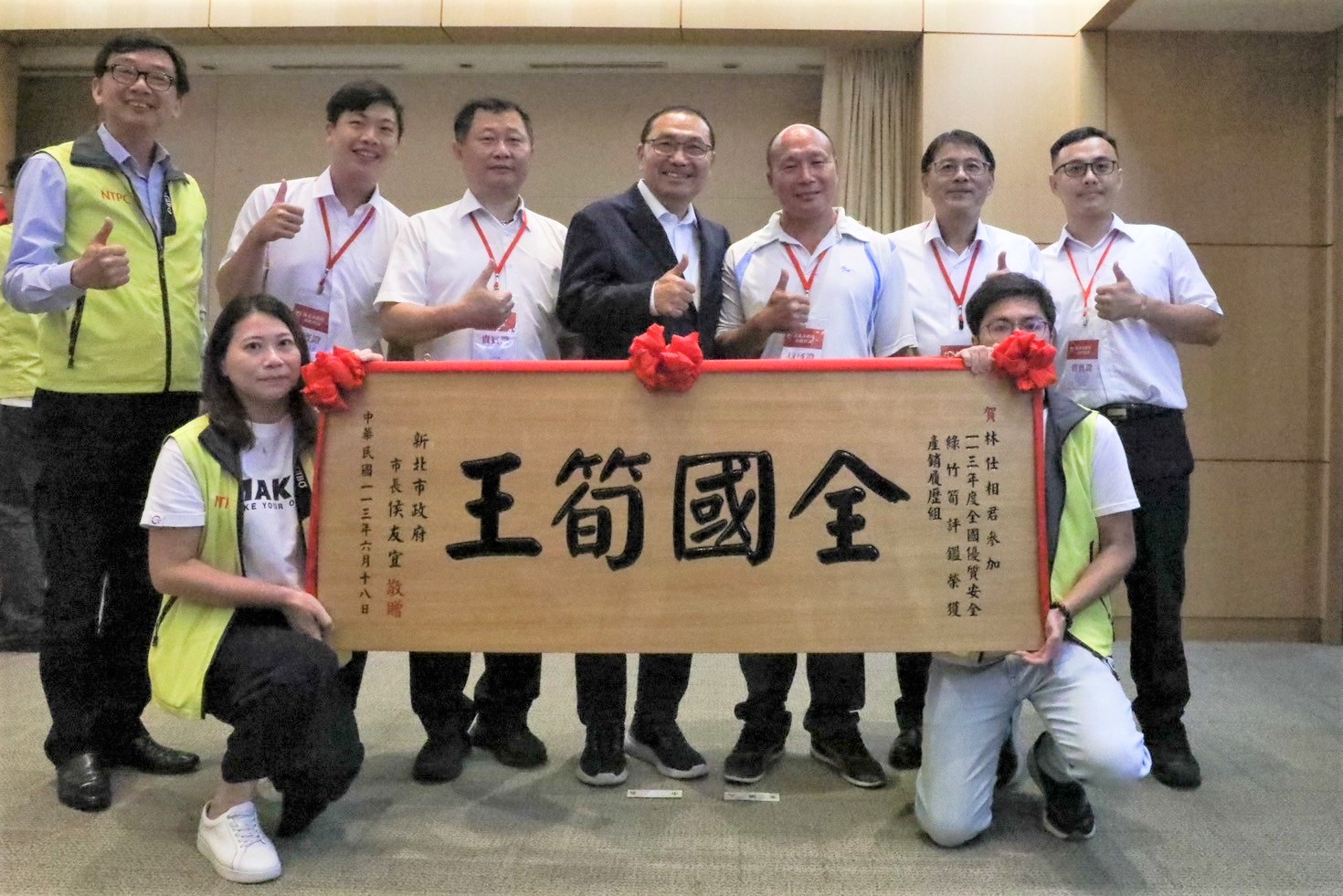  五股農會林仕相(右3)首屆全國優質安全綠竹筍評鑑獲「產銷履歷組」冠軍
