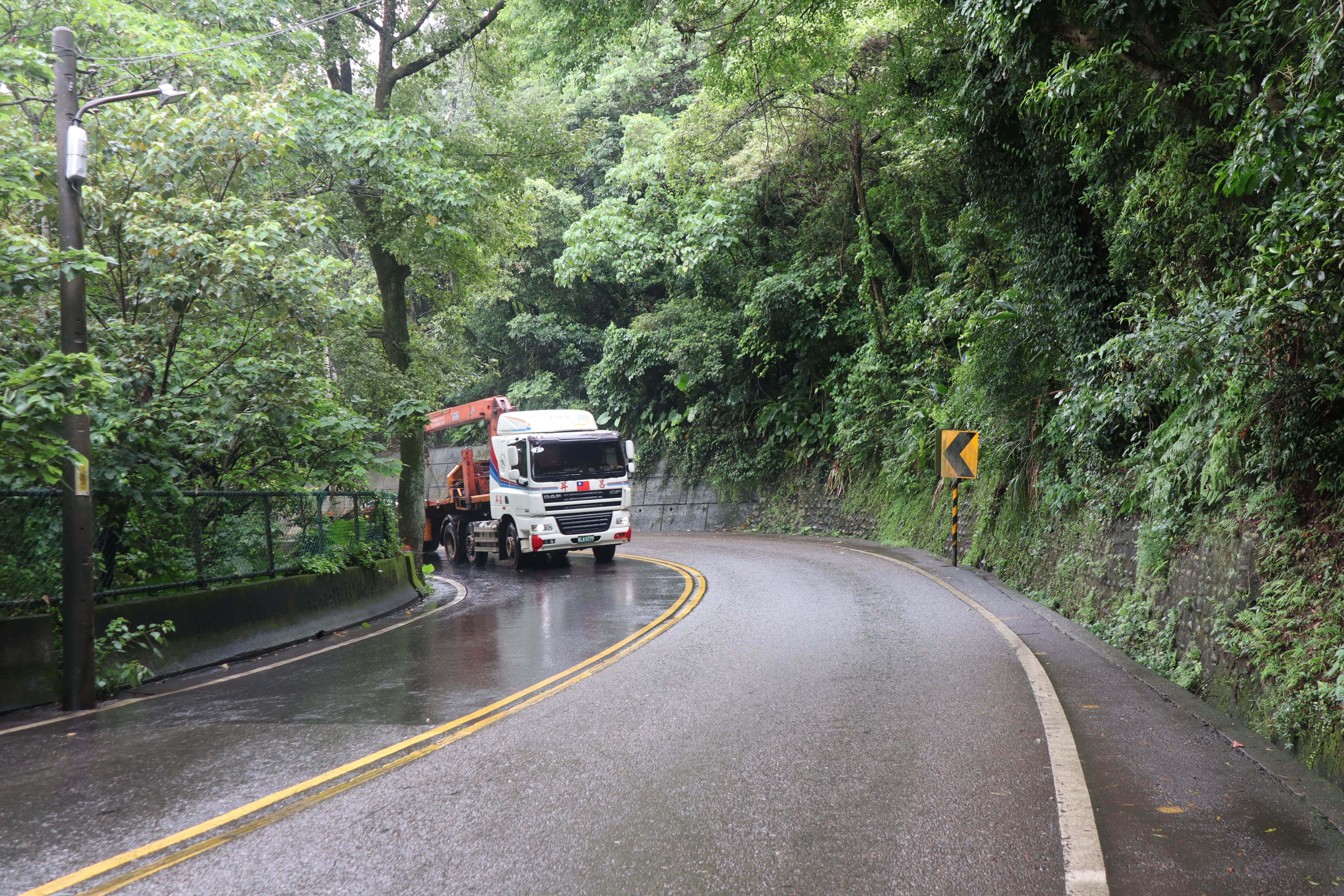 市道105線現況路幅狹窄，多處陡峭蜿蜒，會車容易發生車高，安全堪慮，新北市政府向中央爭取補助進行興闢道路工程。