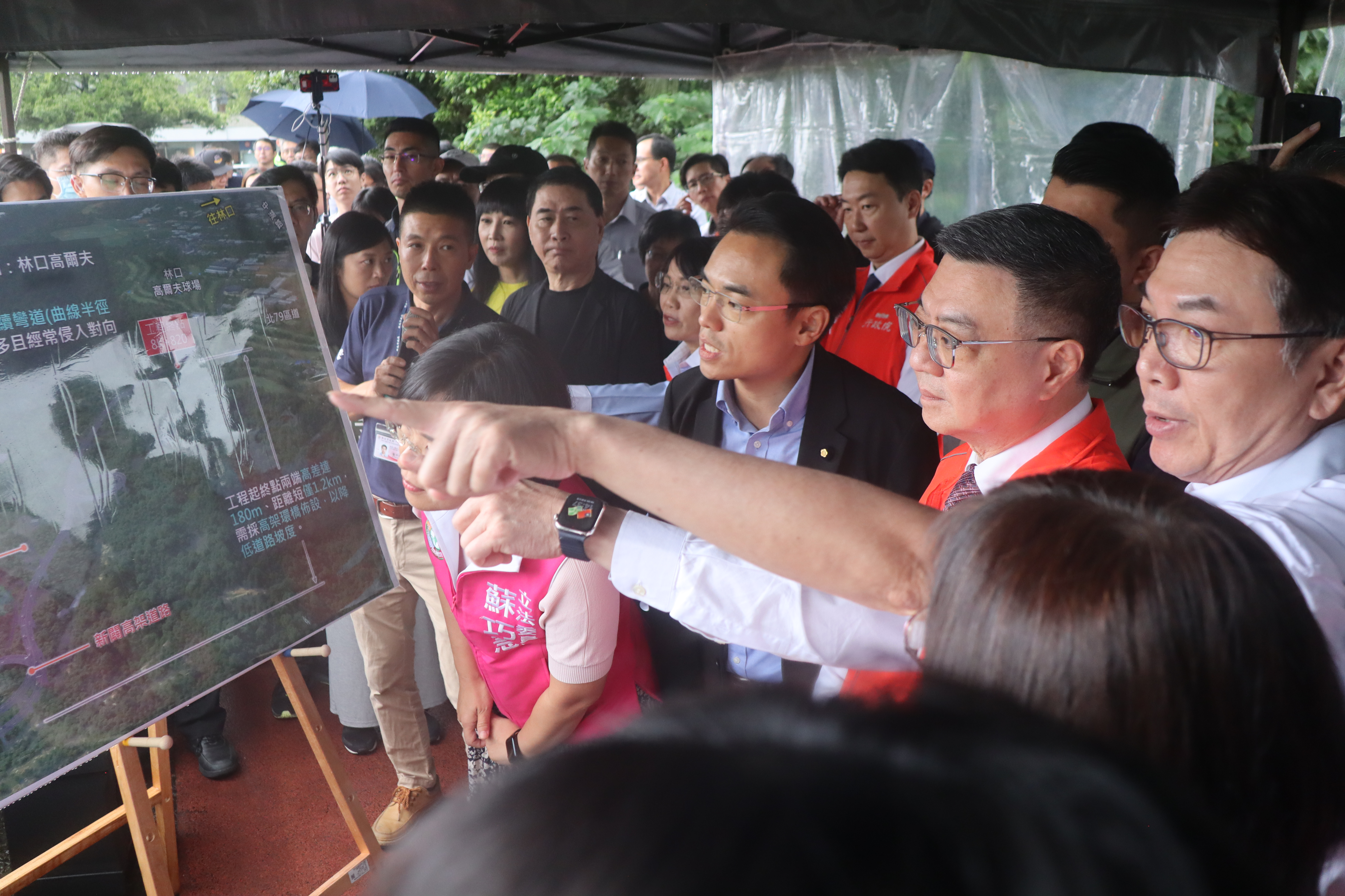 新北市副市長劉和然（右一）向行政院長卓榮泰（右二）說明市道105線是來往八里港和林口工業區間的重要道路，但卻因多處陡峭蜿蜒，會車發生交通意外事件時有所聞，安全堪慮，市府與中央攜手進行道路興闢。